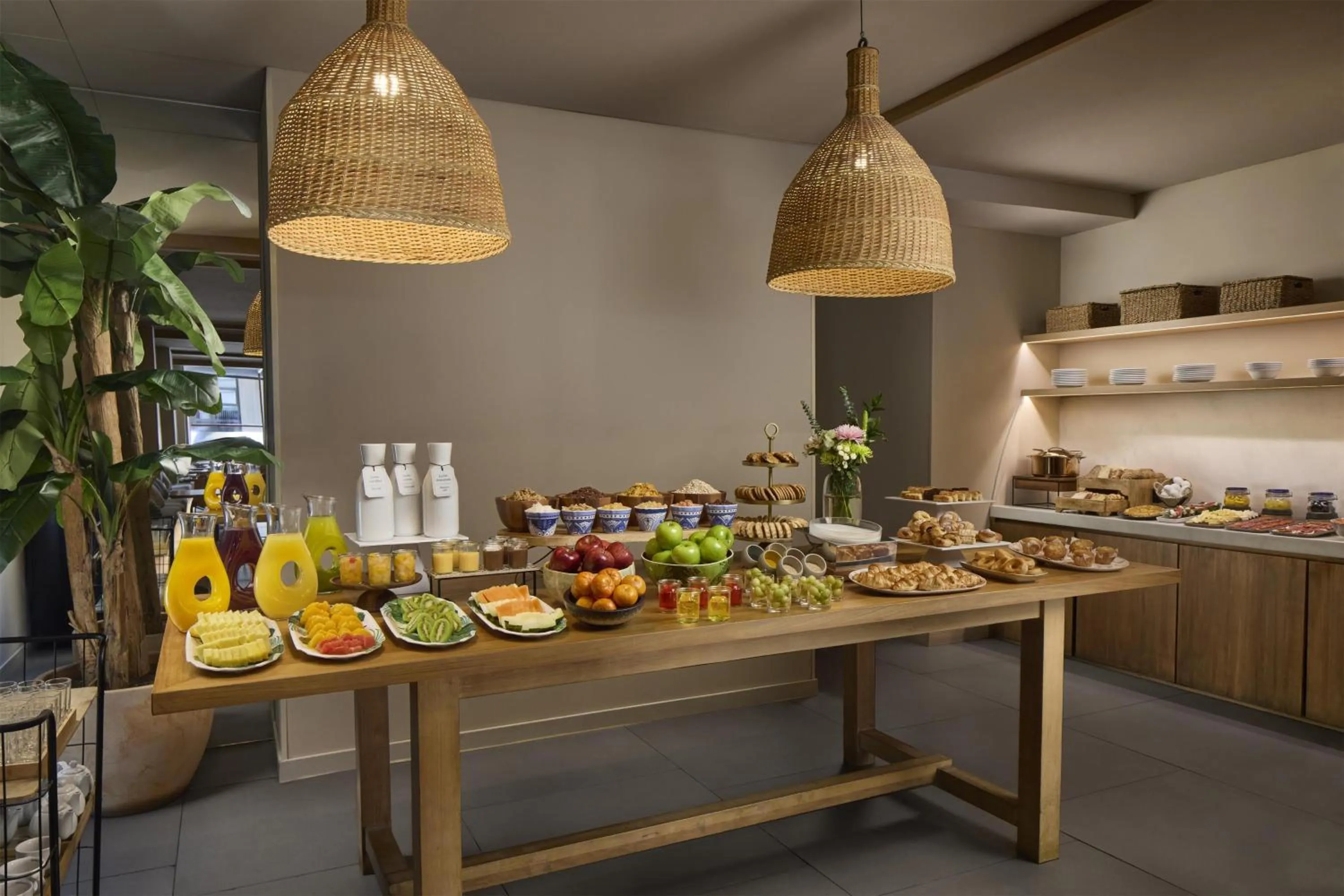 Restaurant/places to eat in NH Madrid Balboa