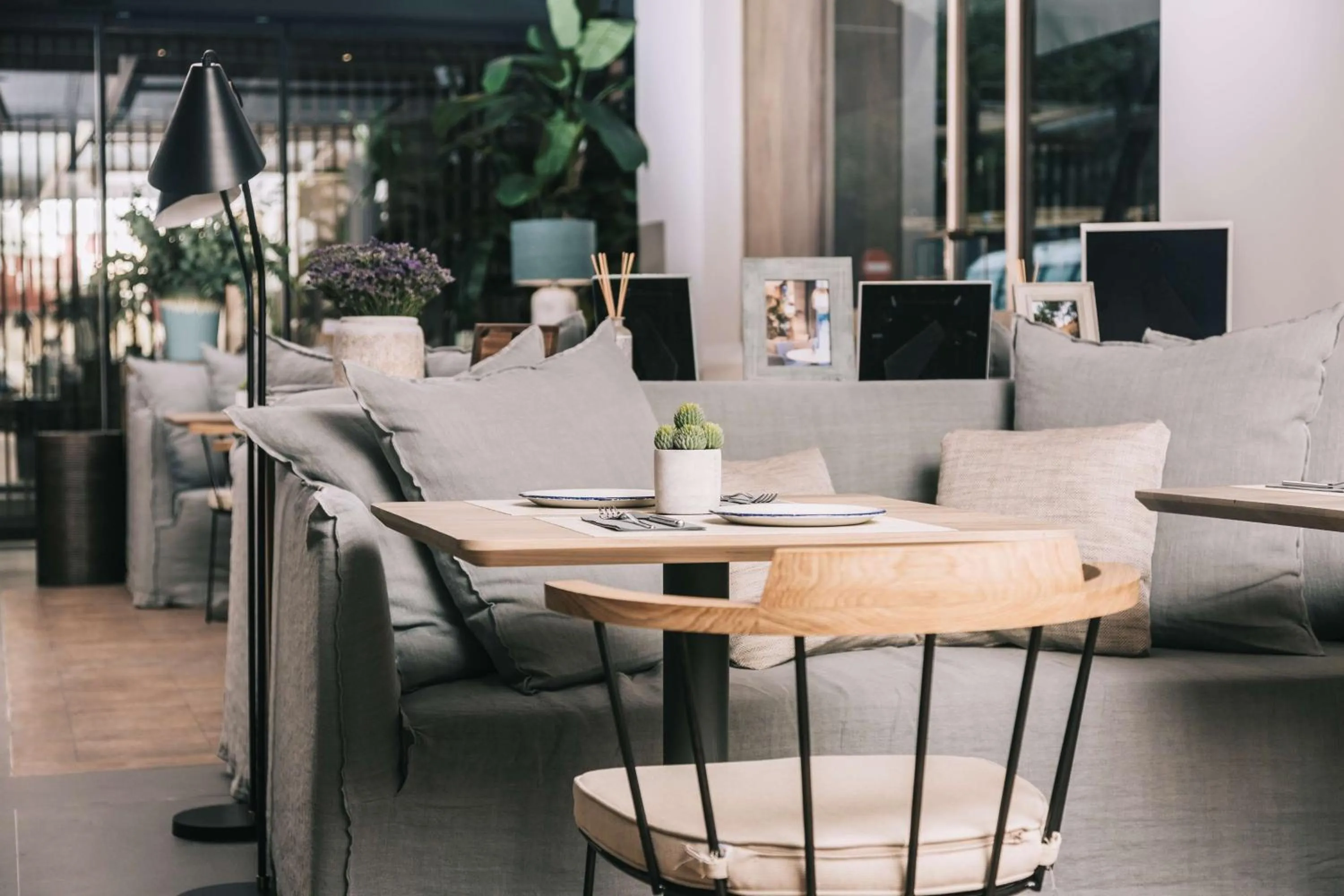 Restaurant/places to eat in NH Madrid Balboa