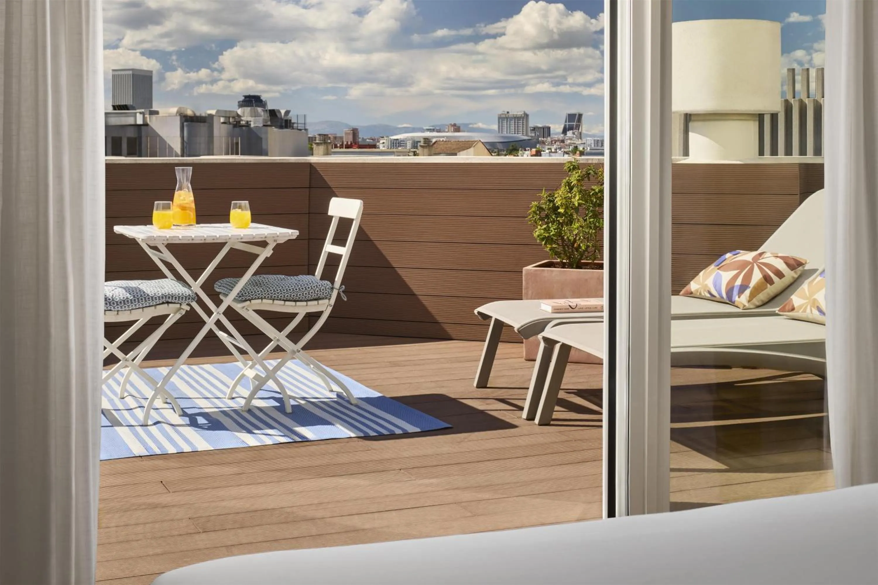 Lounge or bar in NH Madrid Balboa