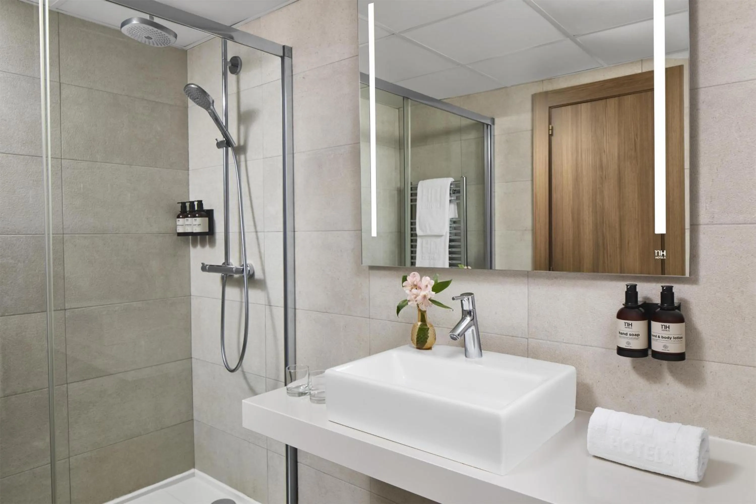 Bathroom in NH Madrid Balboa