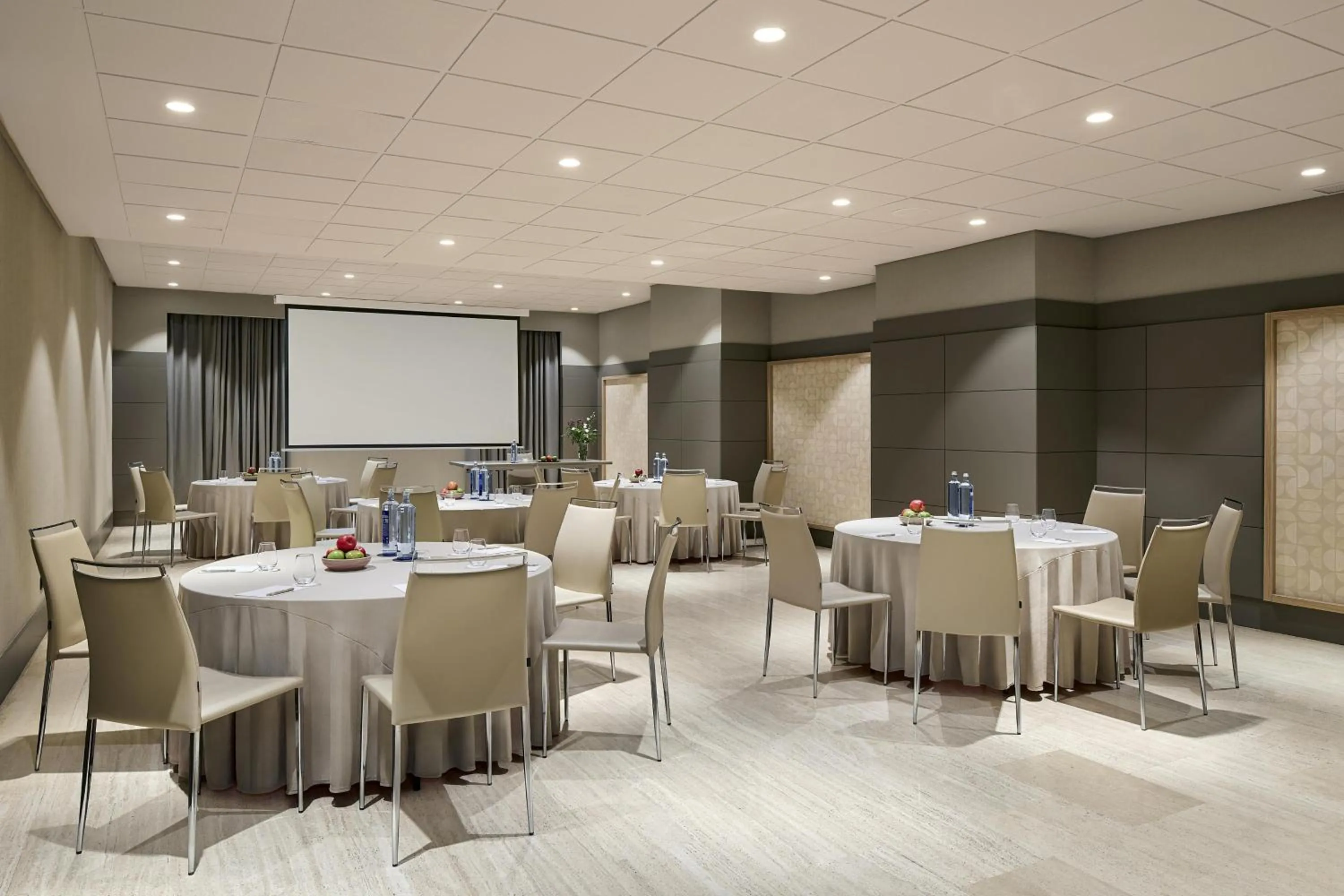 Restaurant/places to eat in NH Paseo de la Habana