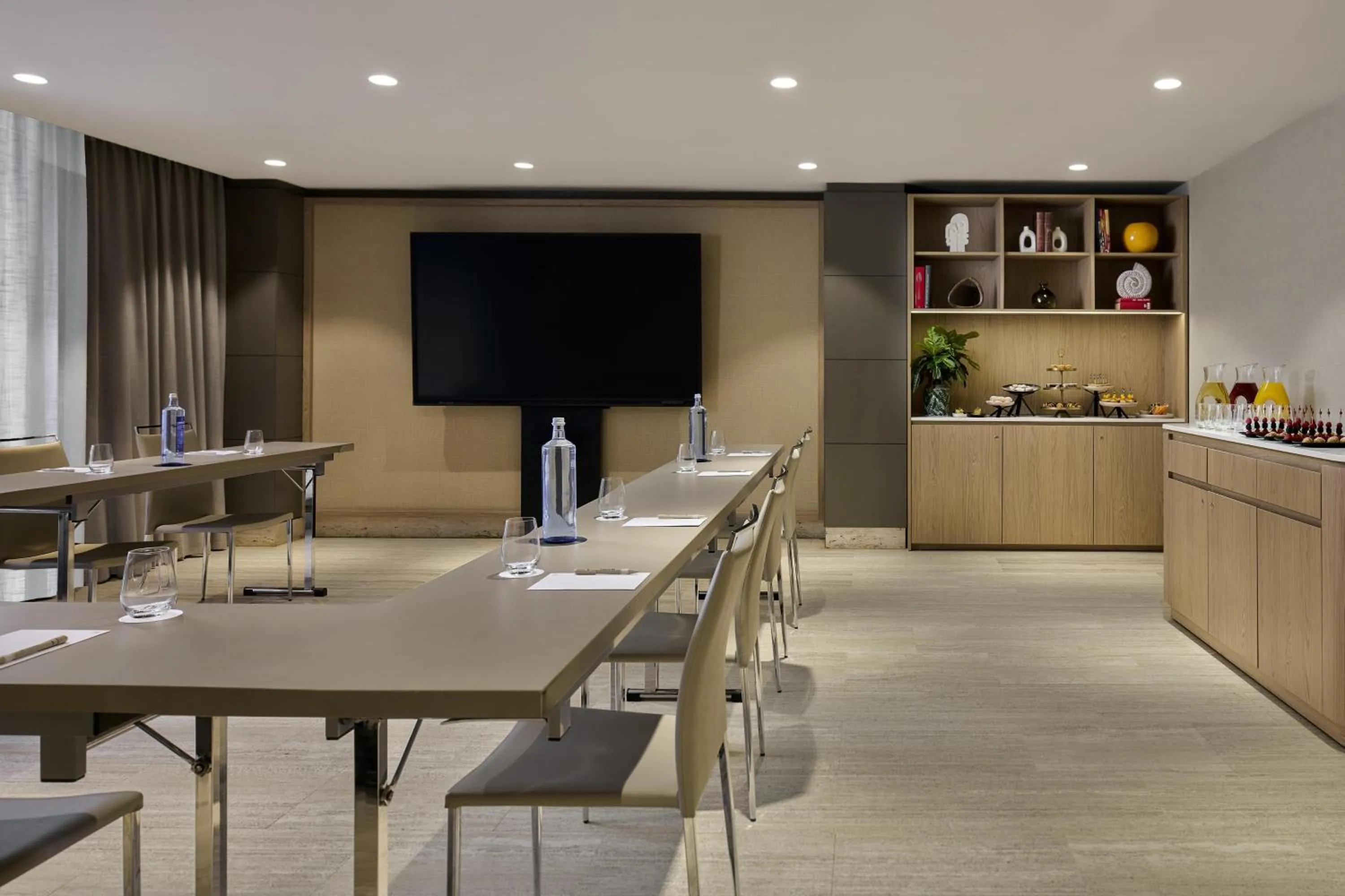 Restaurant/places to eat in NH Paseo de la Habana