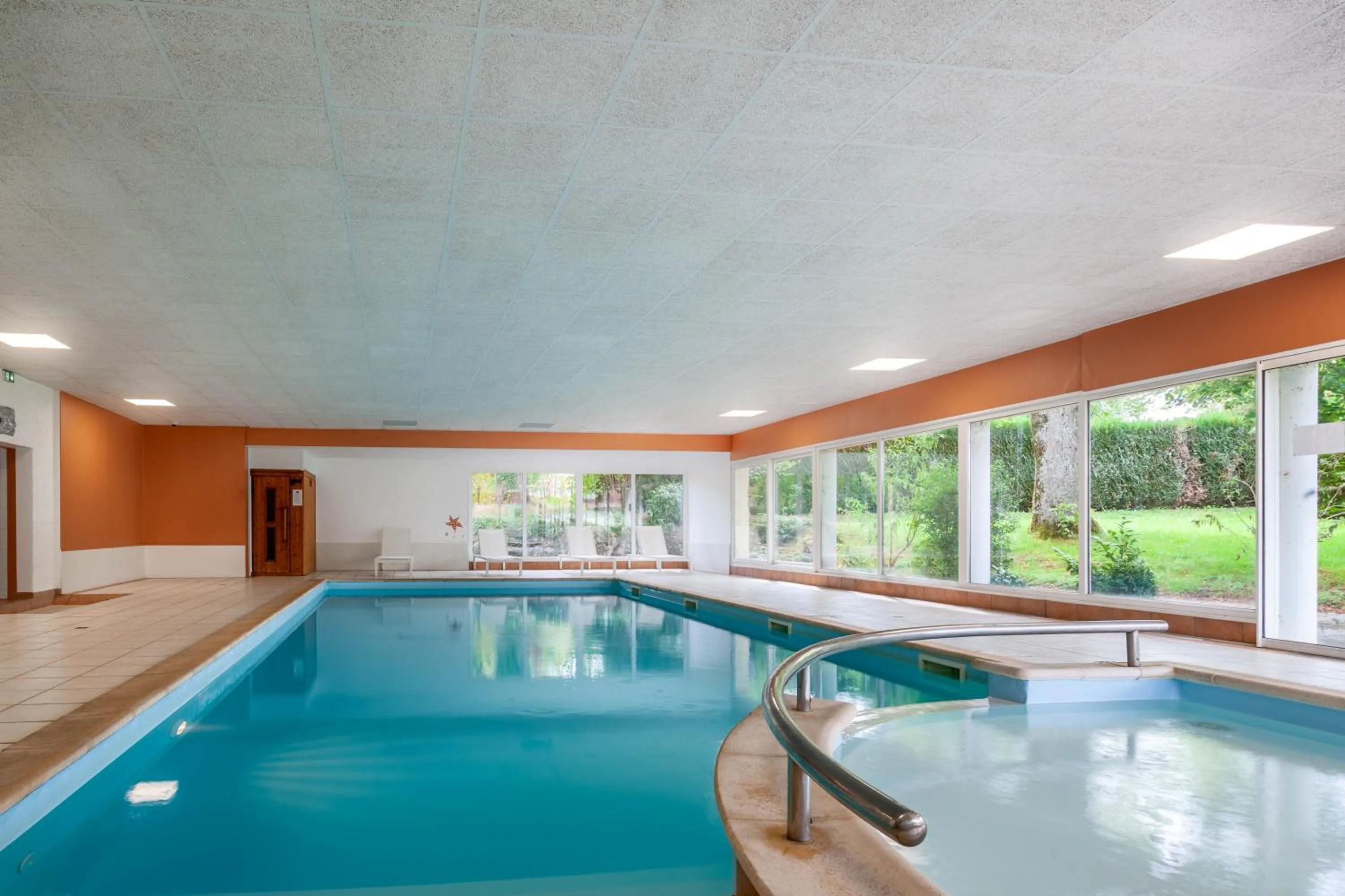 Swimming pool in Hôtel d'Angleterre