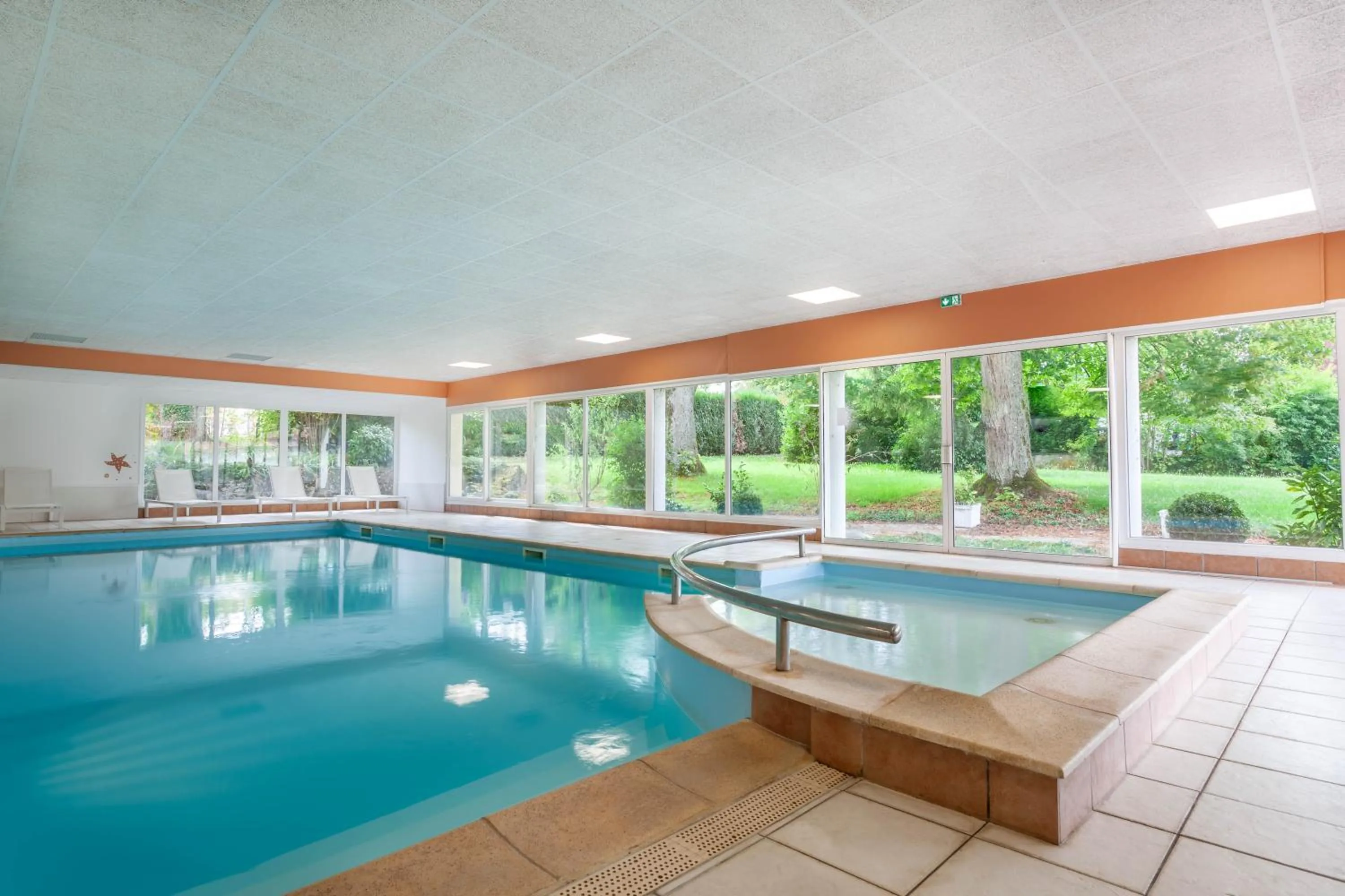 Swimming pool in Hôtel d'Angleterre