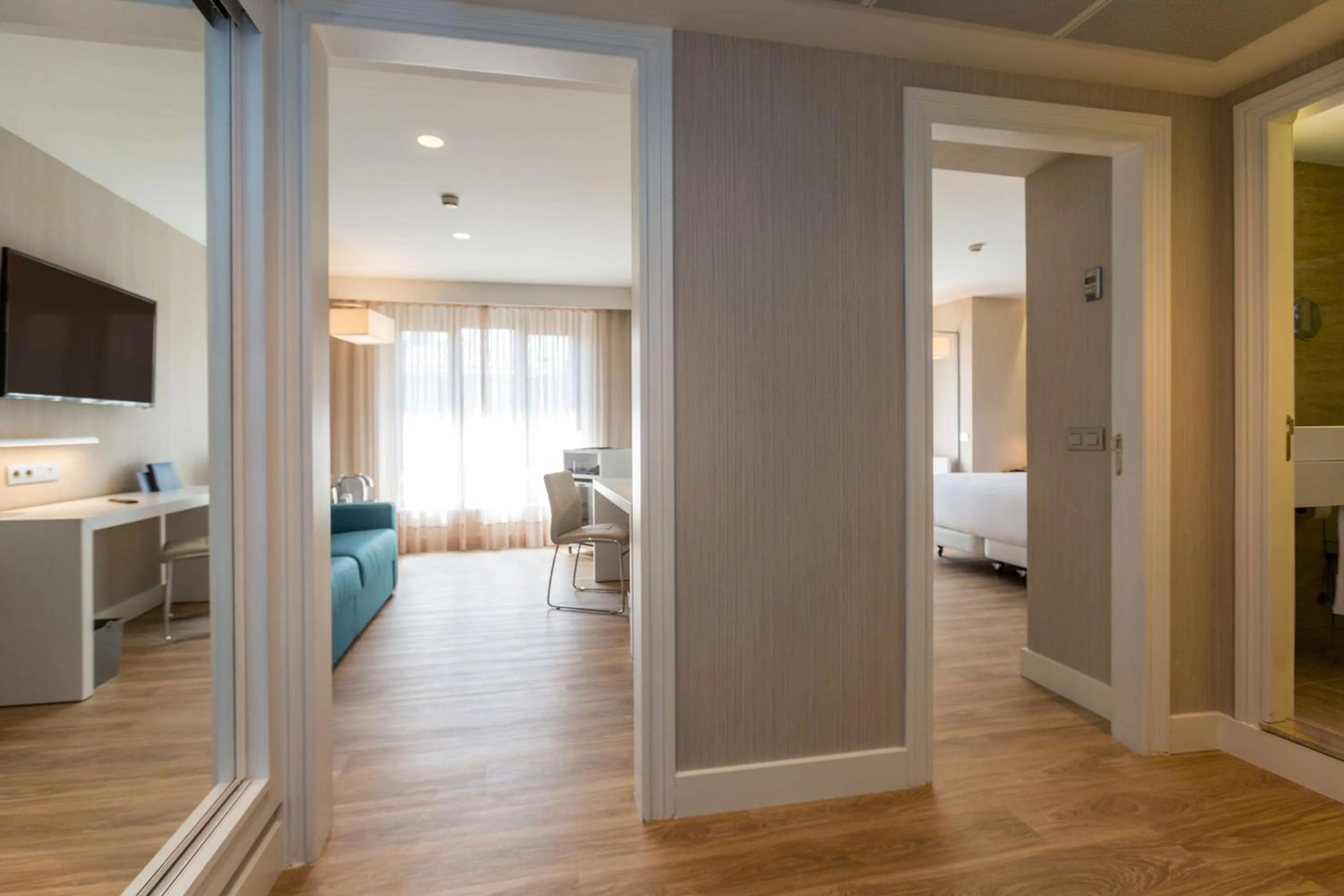 Photo of the whole room, Bed in NH Oviedo Principado