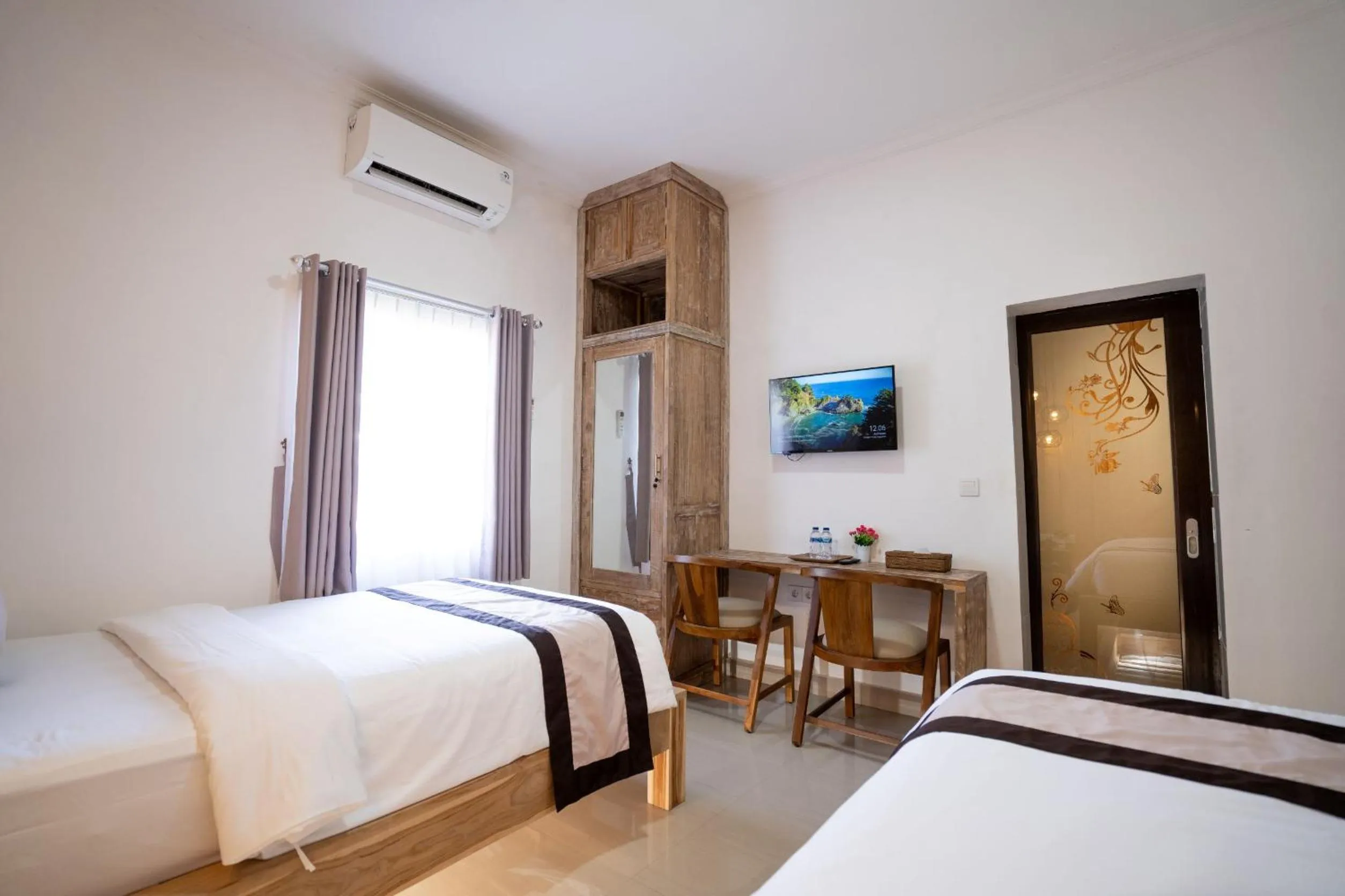 Photo of the whole room, Bed in Oki Taru Residence