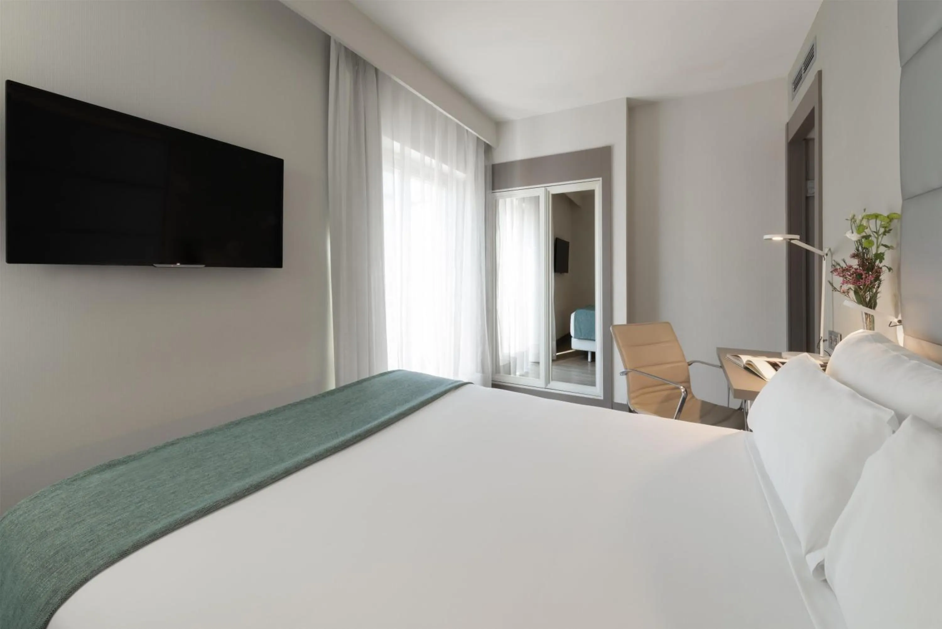 Bedroom, Bed in NH Madrid Zurbano