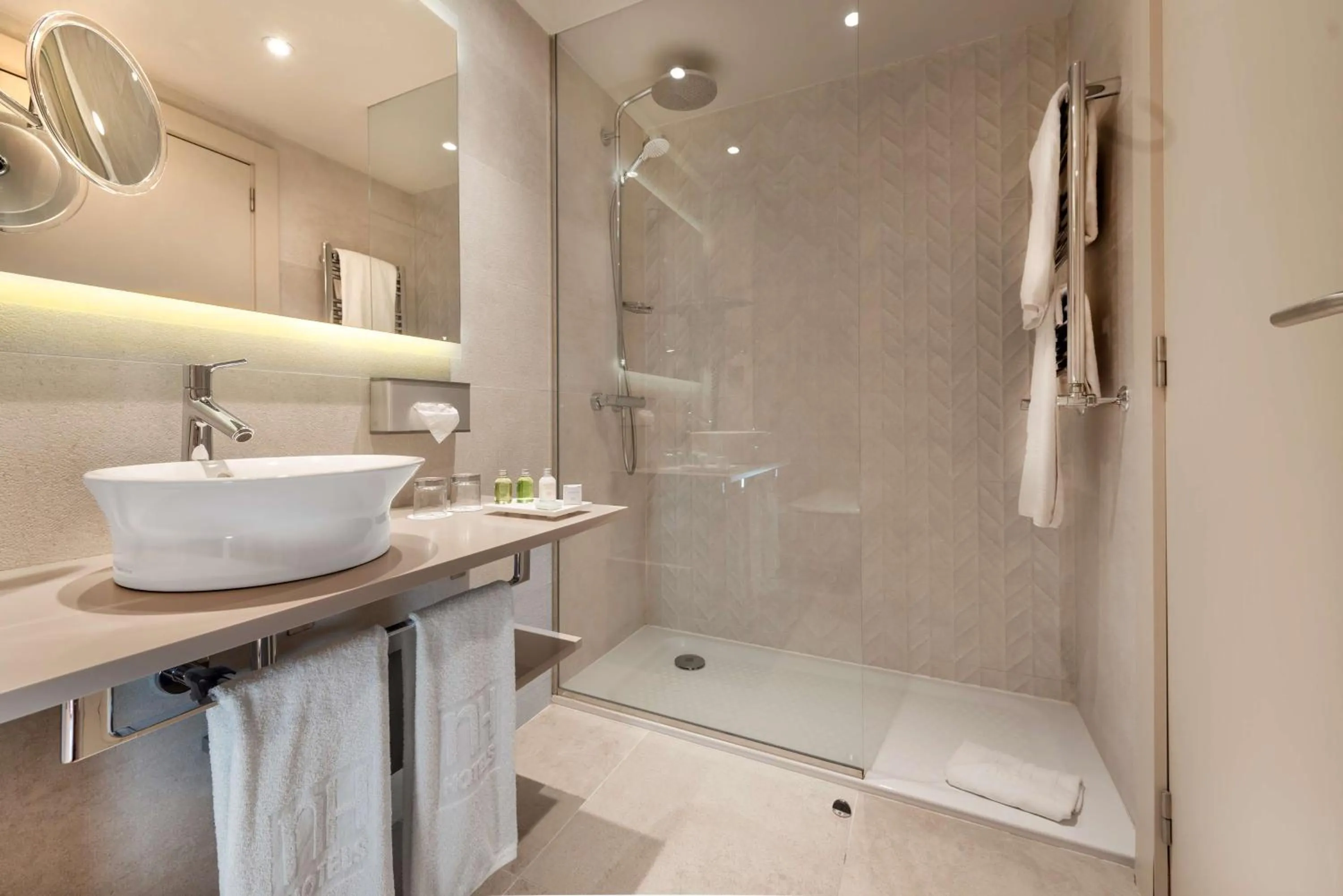 Bathroom in NH Madrid Lagasca