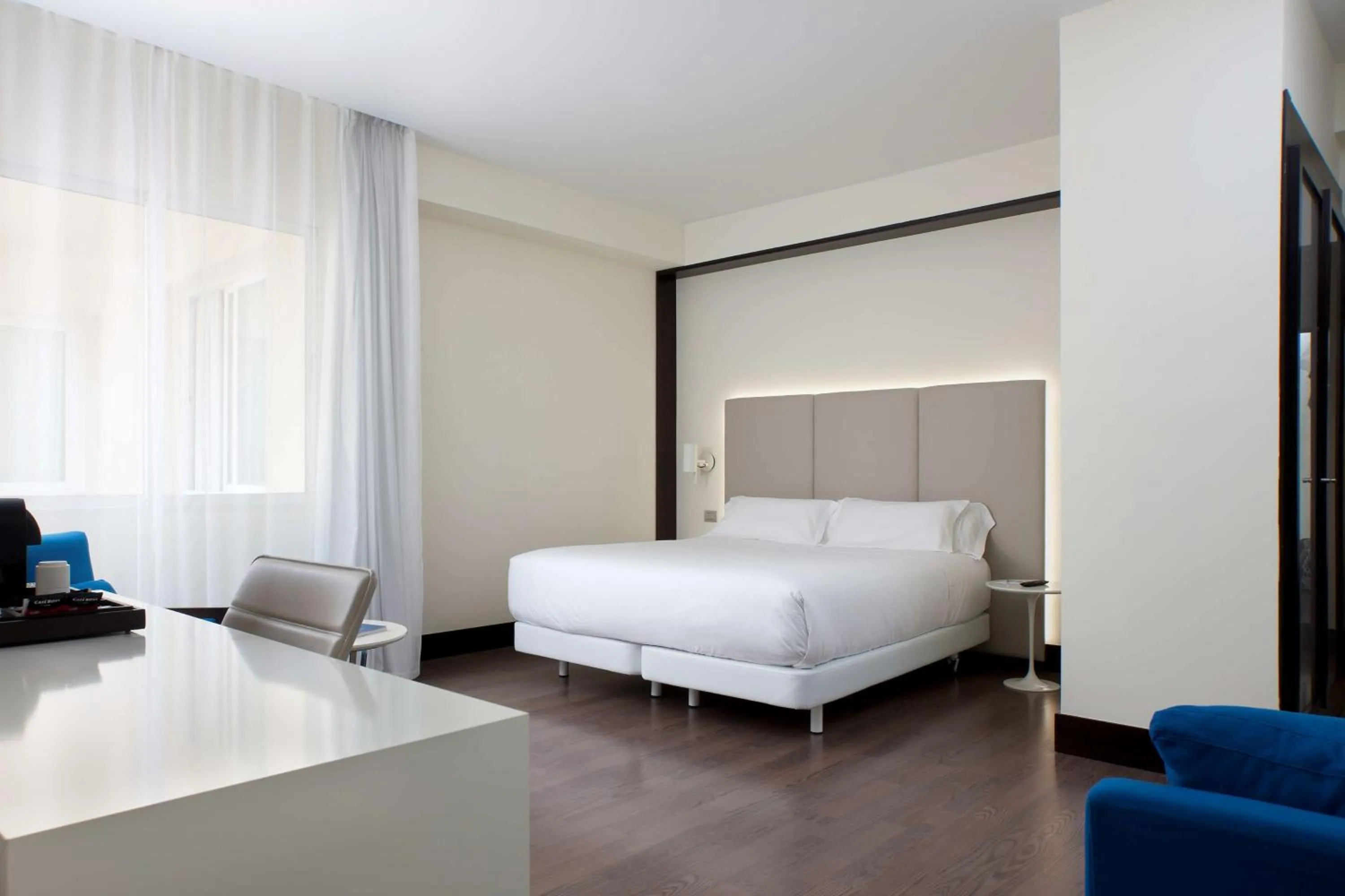 Photo of the whole room, Bed in NH Madrid Lagasca