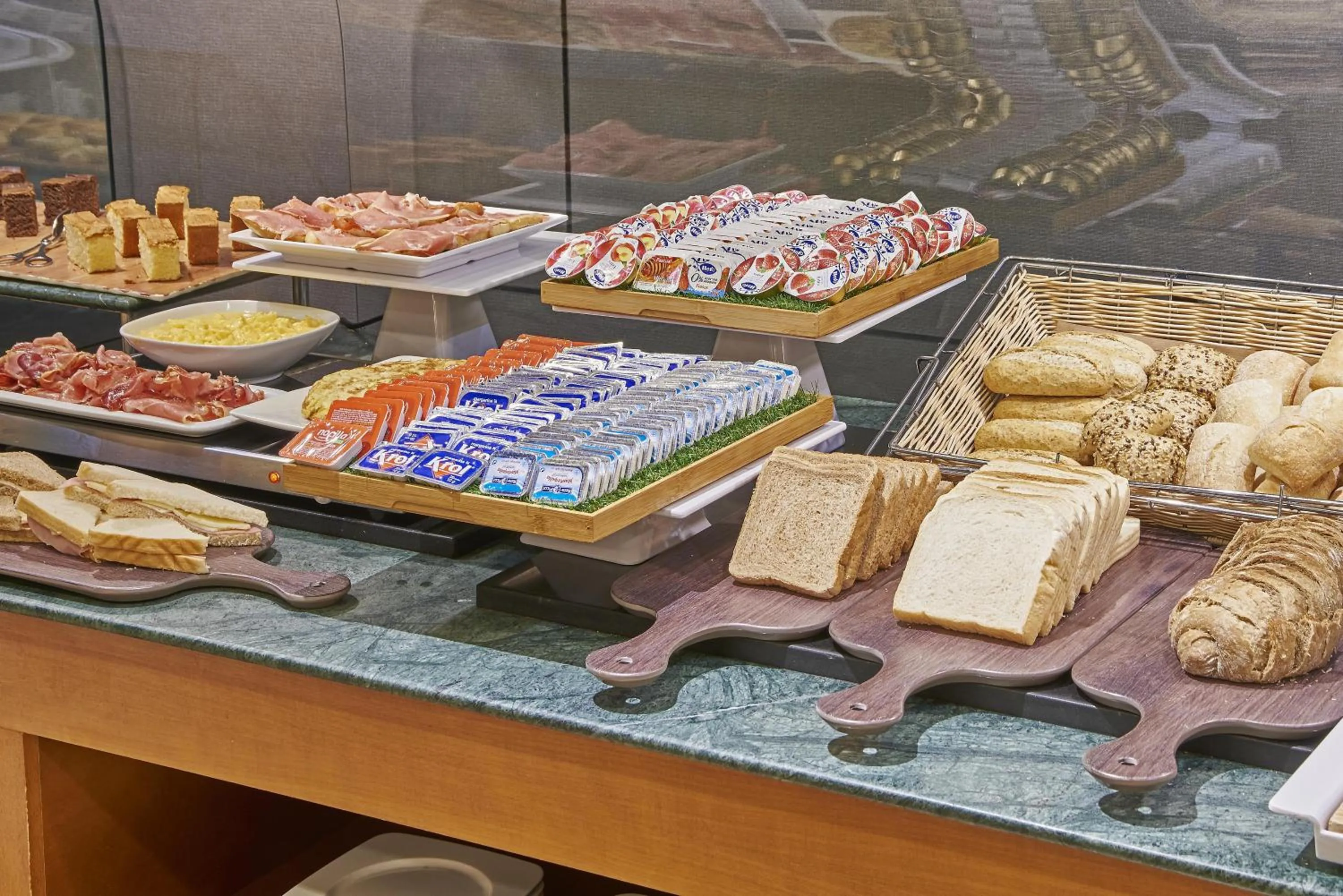 Breakfast in iStay by NH Zaragoza Sport Hotel