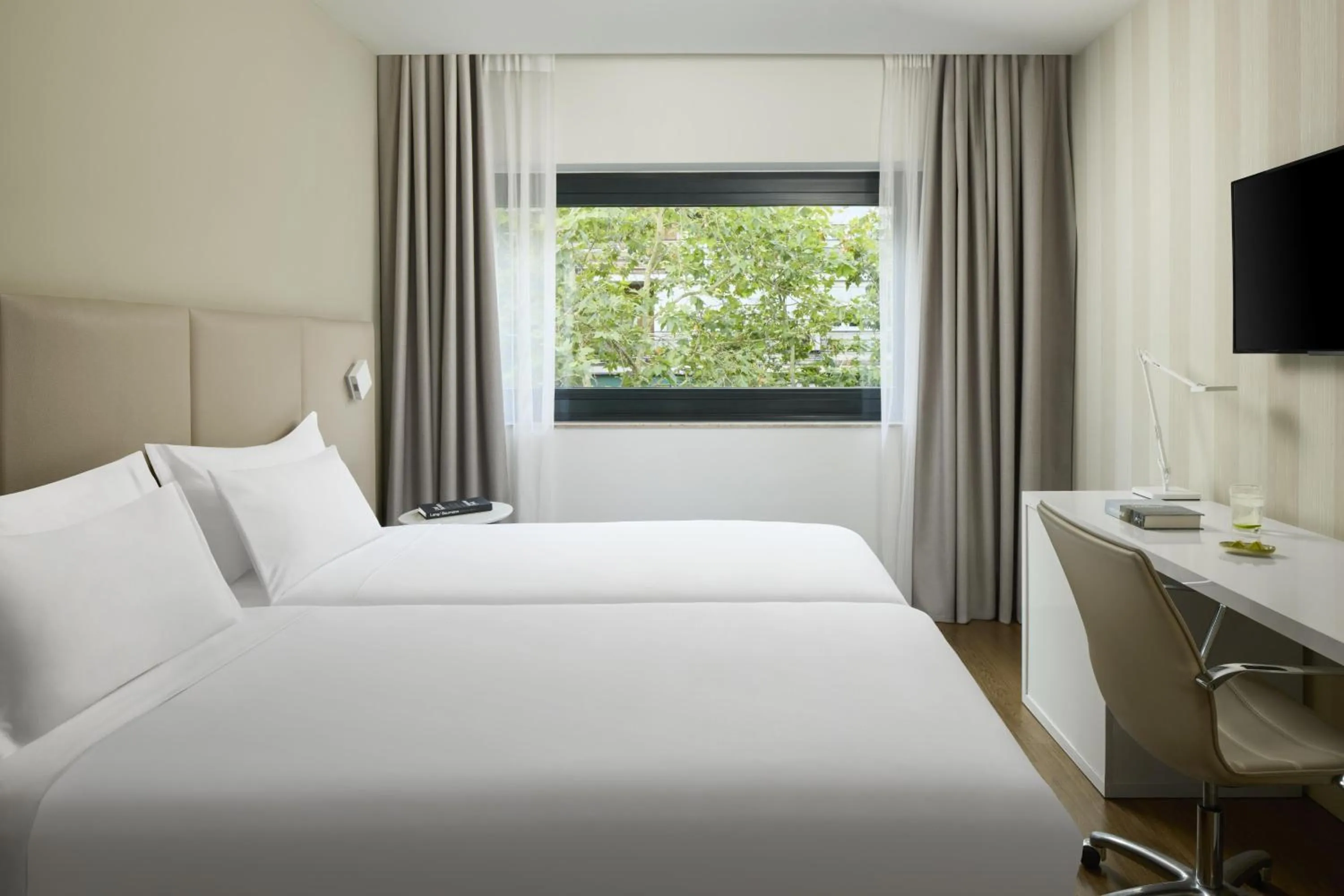 Bedroom, Bed in NH Madrid Ventas