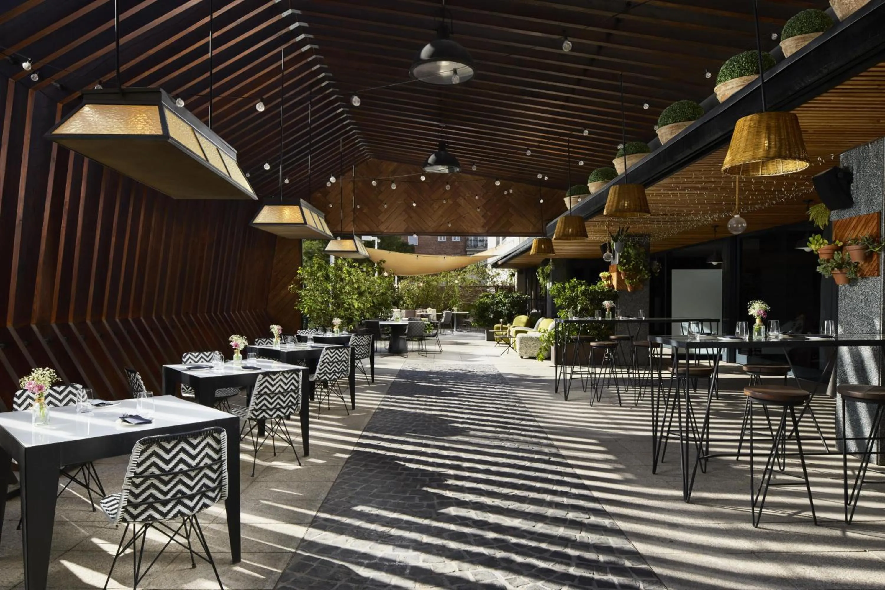 Lounge or bar in NH Madrid Ventas