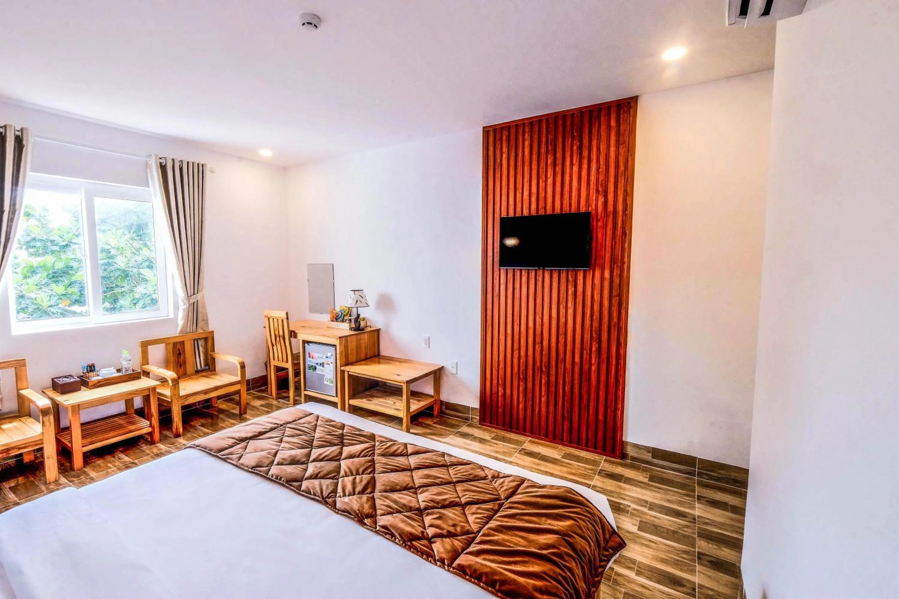 Communal lounge/ TV room, Bed in BB Hotel&Resort