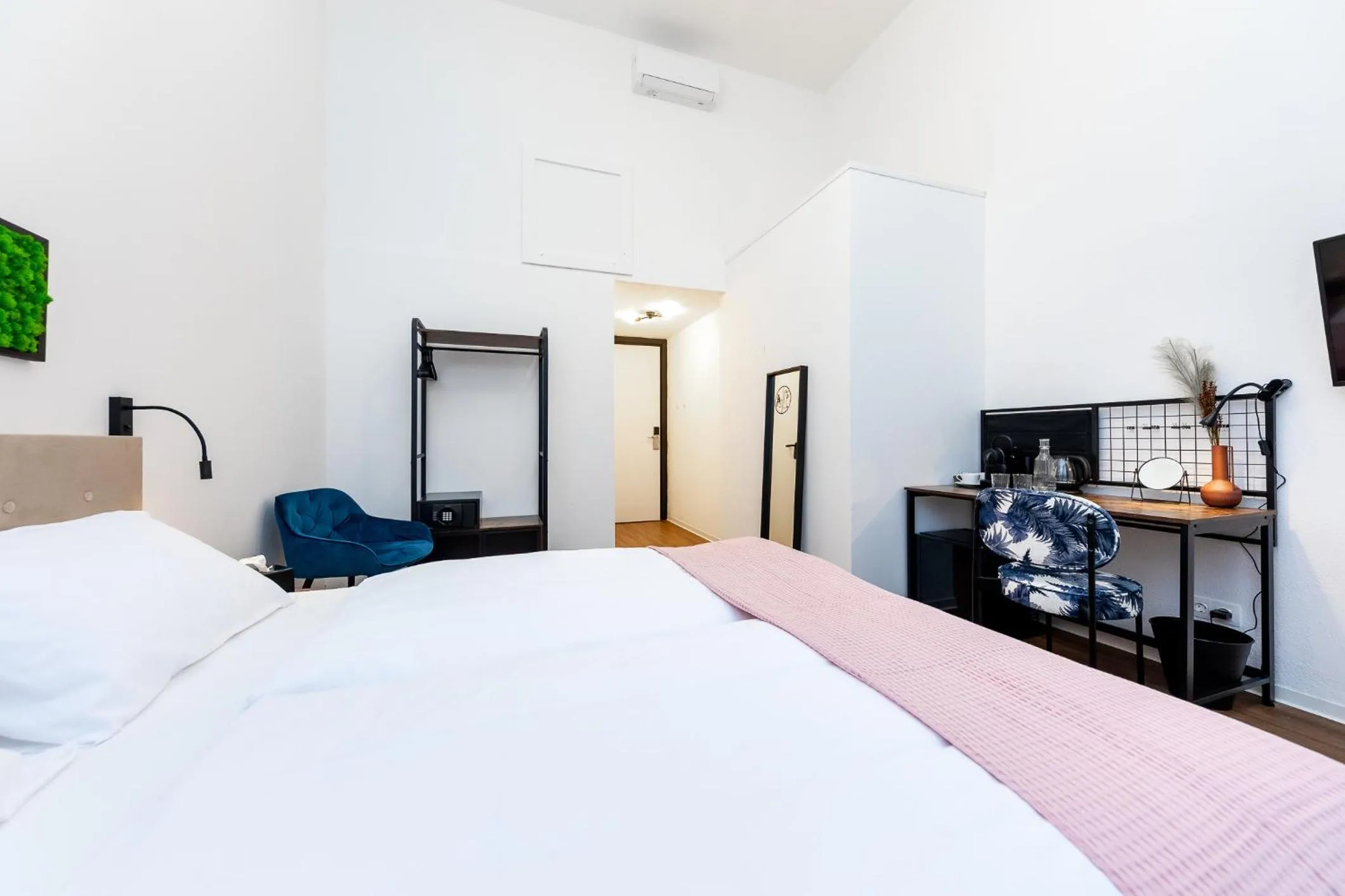 Seating area, Bed in Adagio Downtown Rooms