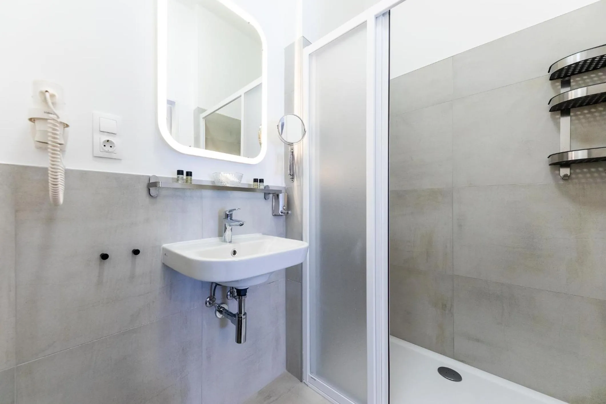 Shower in Adagio Downtown Rooms