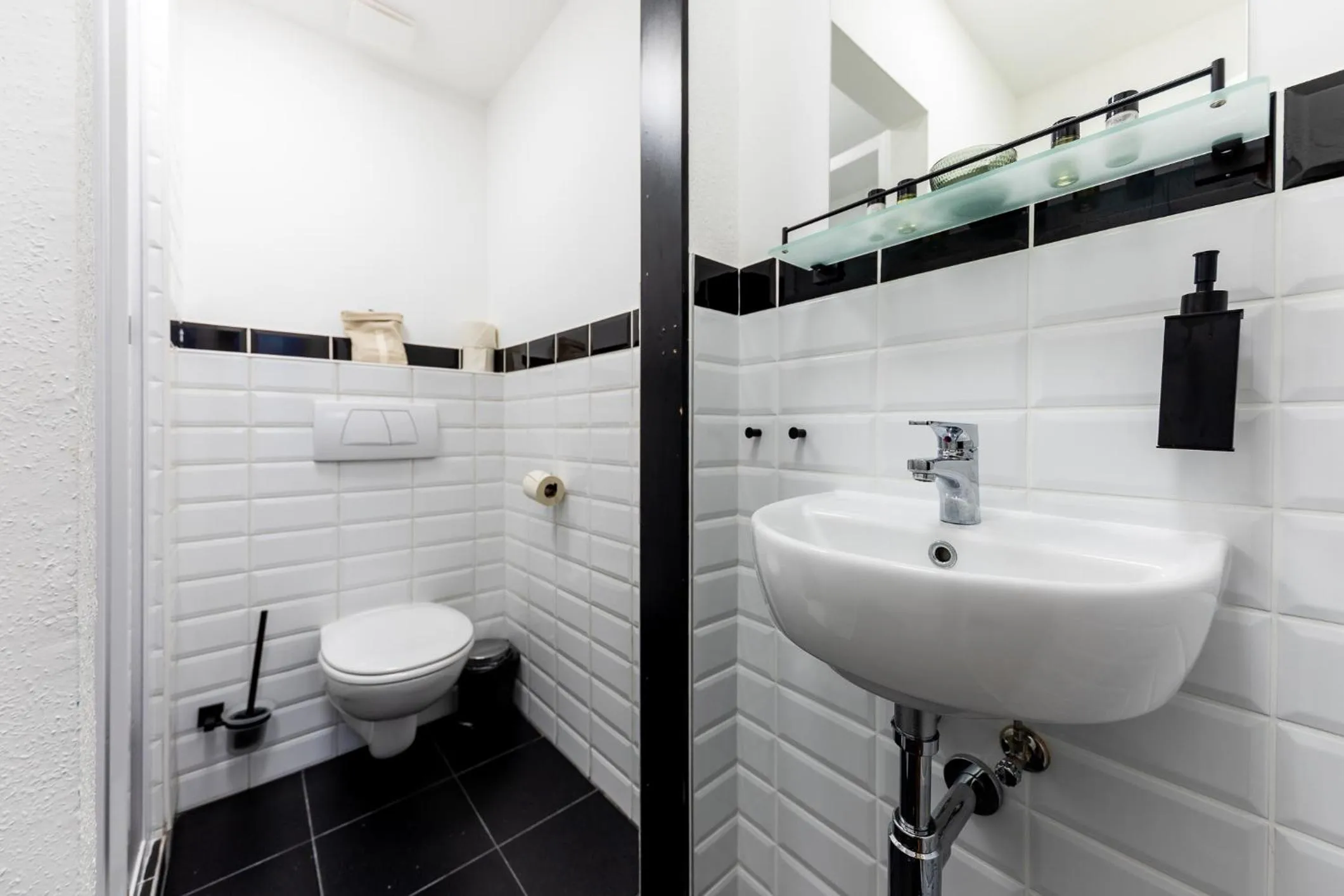 Shower in Adagio Downtown Rooms