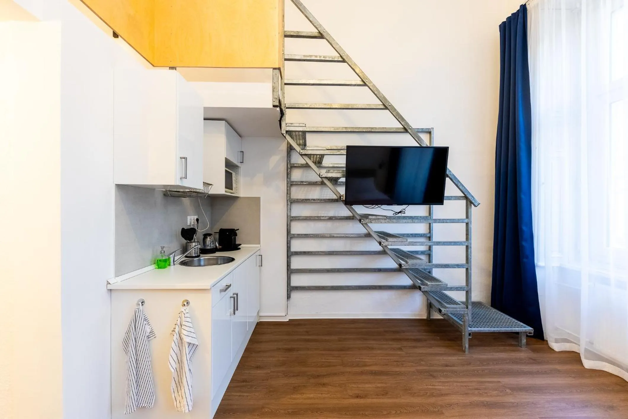 TV and multimedia in Adagio Downtown Rooms