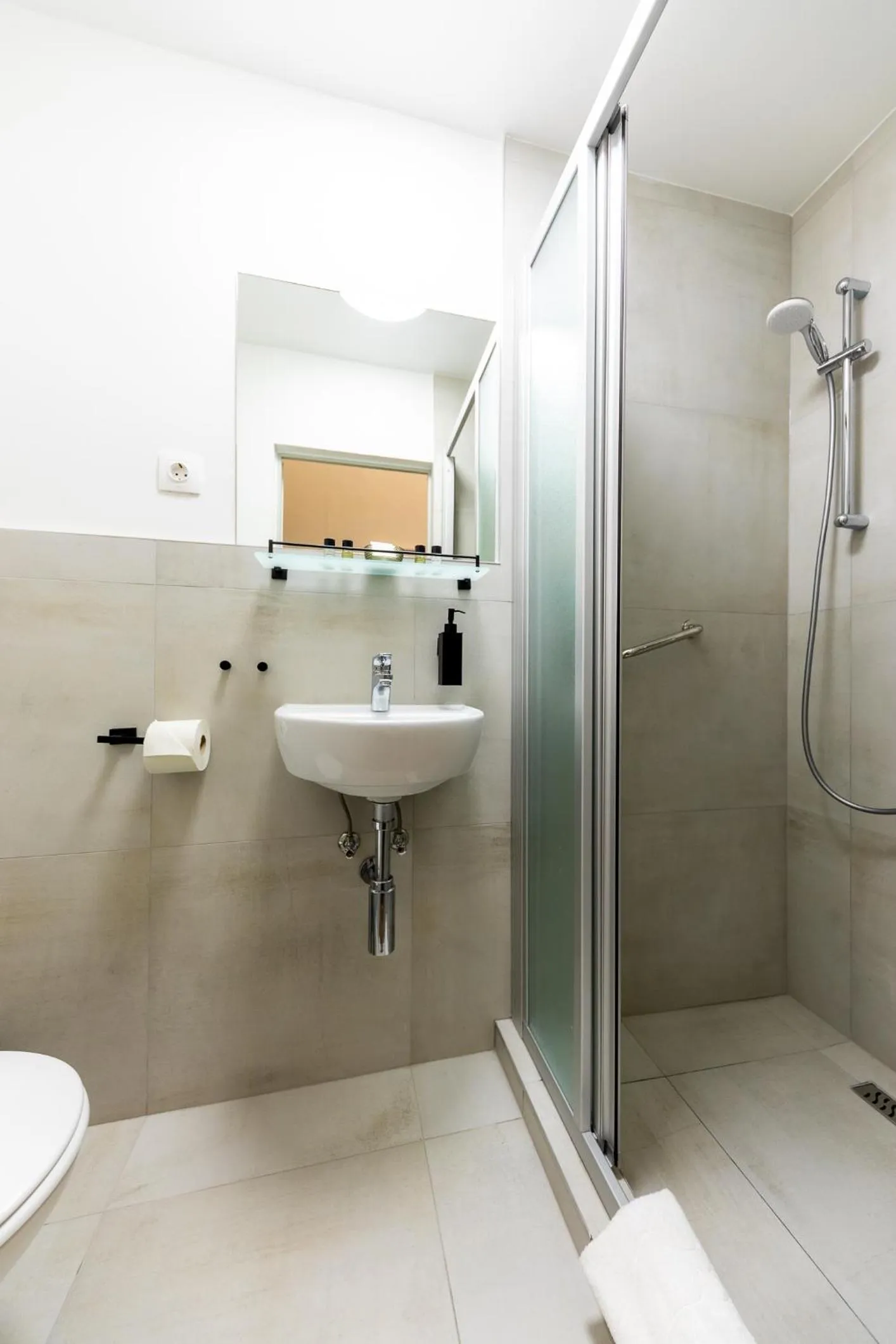 Shower in Adagio Downtown Rooms