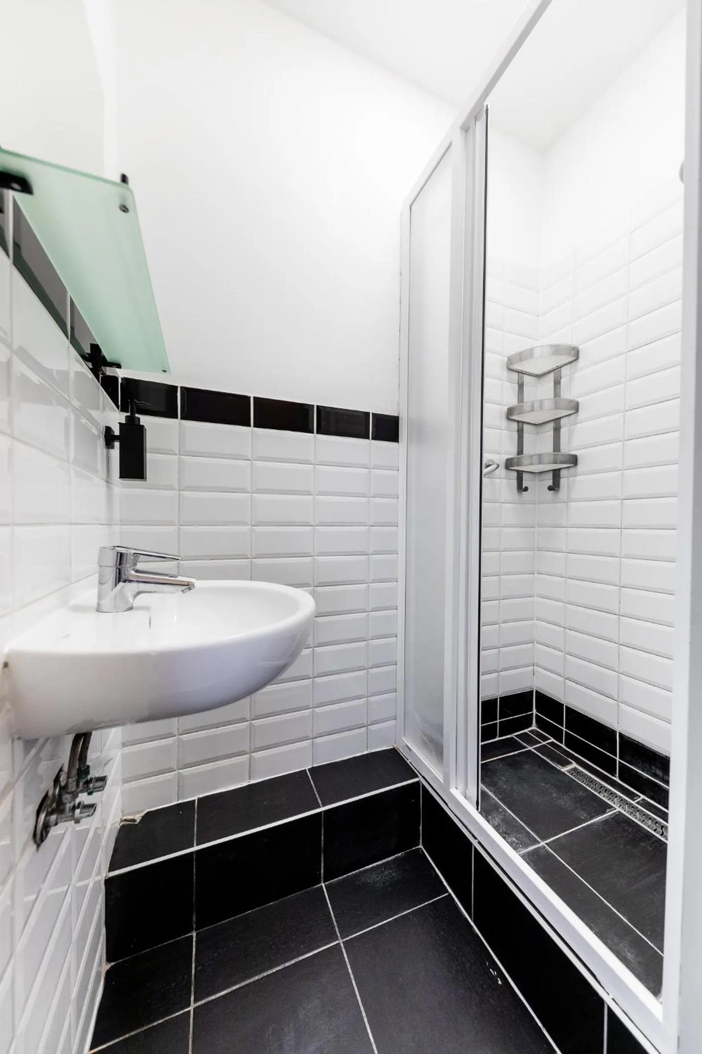 Shower in Adagio Downtown Rooms