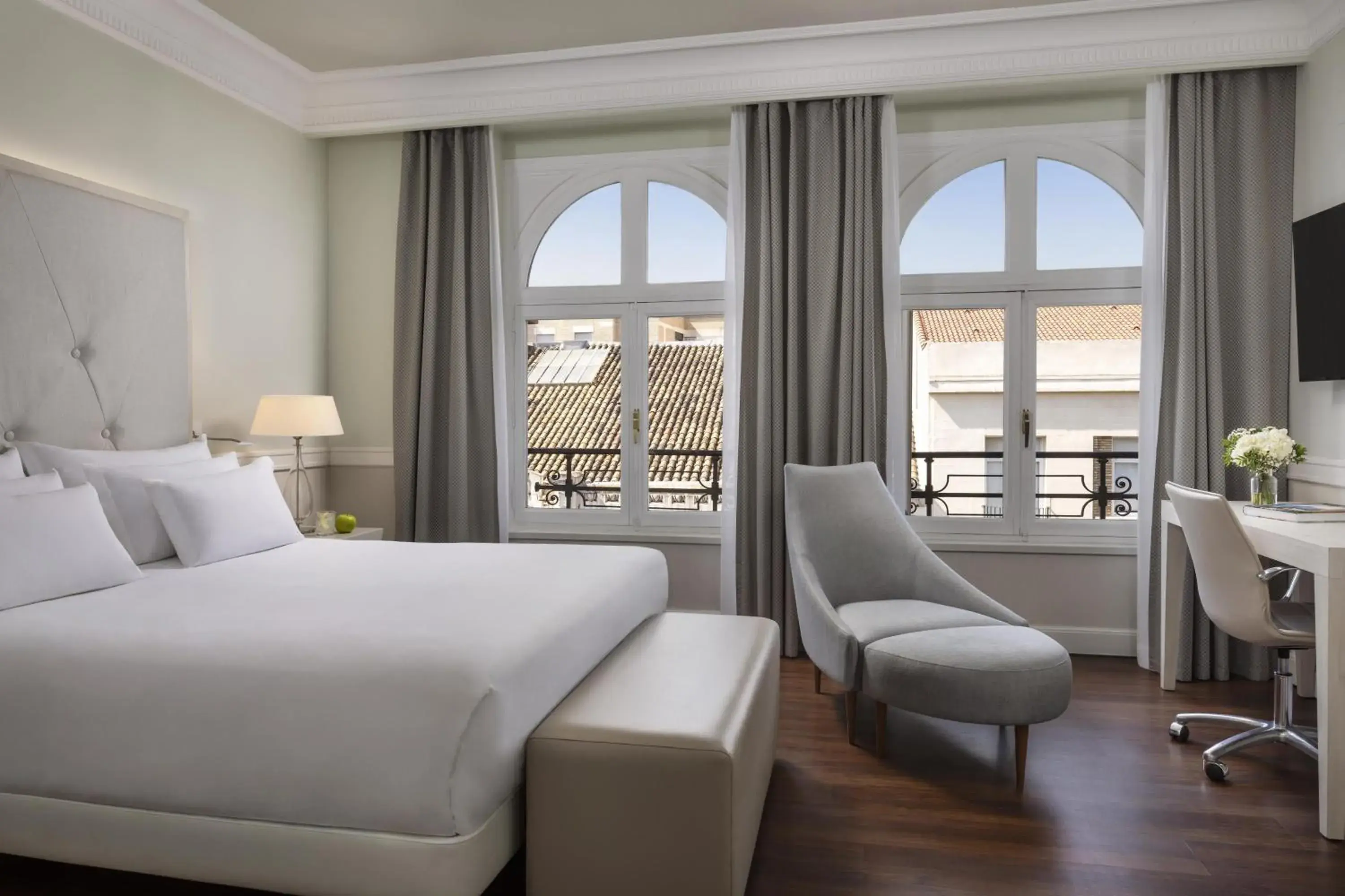 Premium Double or Twin Room in NH Collection Gran Hotel de Zaragoza Premium Double or Twin Room in NH Collection Gran Hotel de Zaragoza