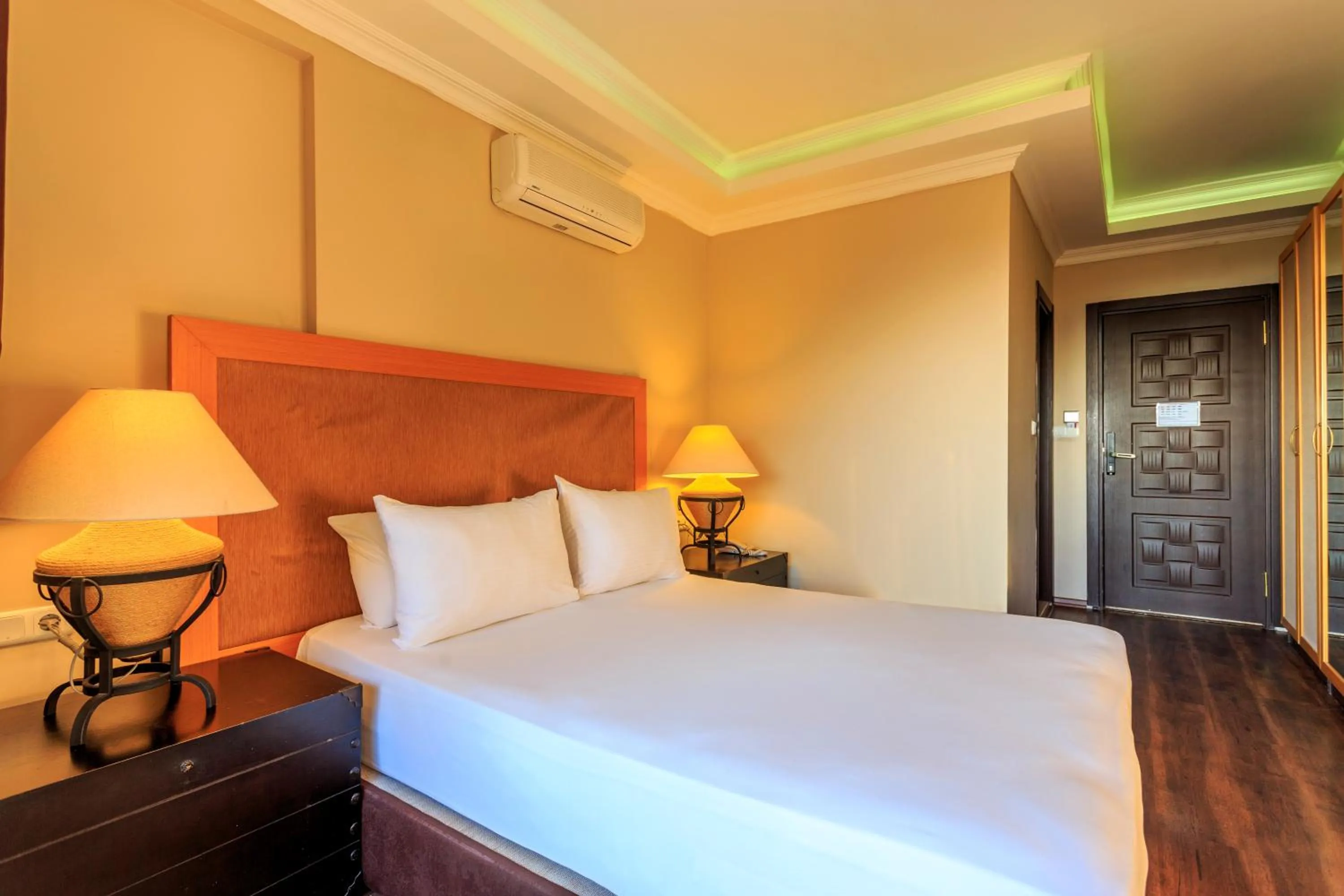 Photo of the whole room, Bed in Manaspark Deluxe Hotel