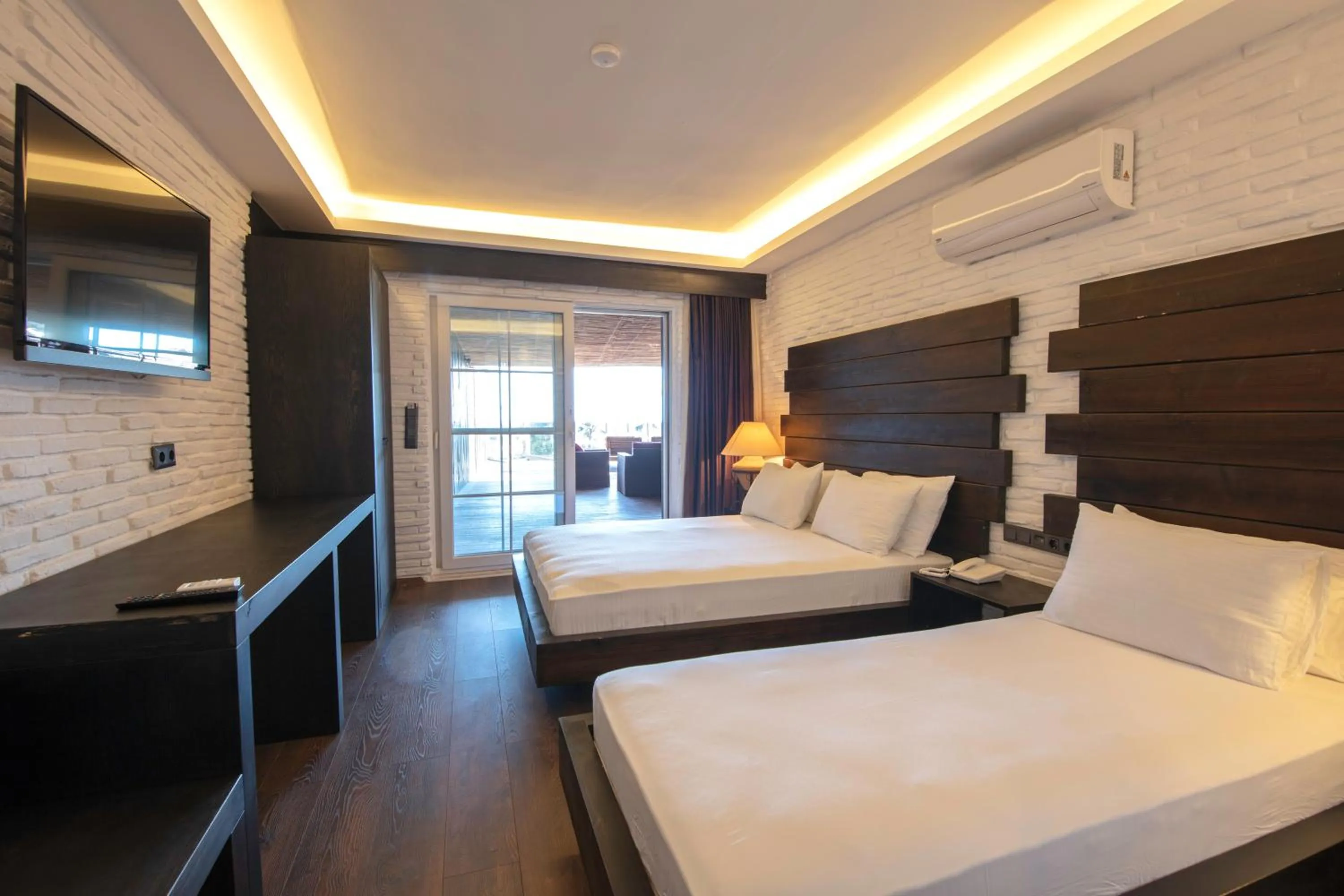 Bed in Manaspark Deluxe Hotel