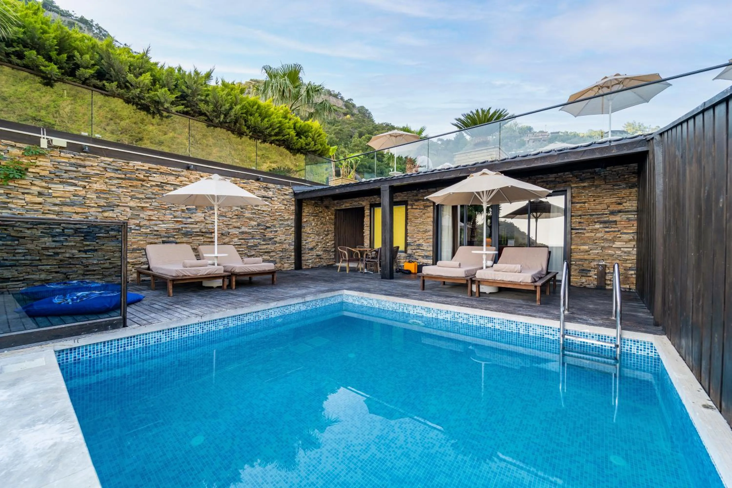 Pool view in Manaspark Deluxe Hotel