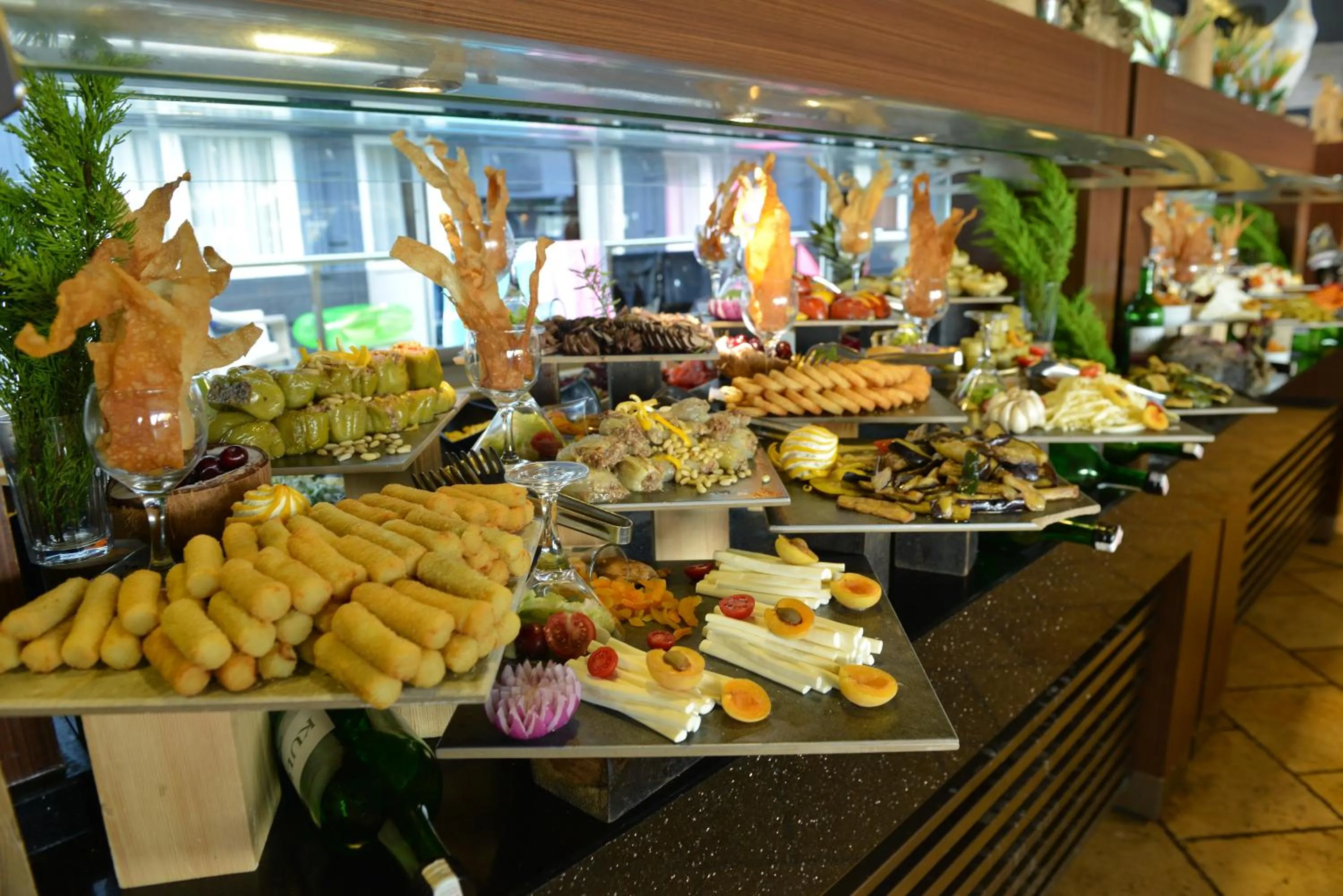 Restaurant/places to eat in Manaspark Deluxe Hotel