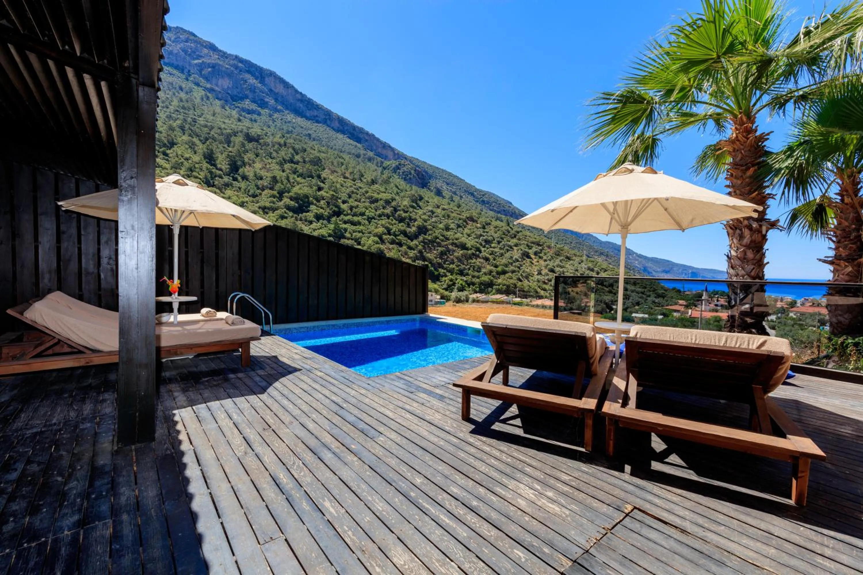 Swimming pool in Manaspark Deluxe Hotel