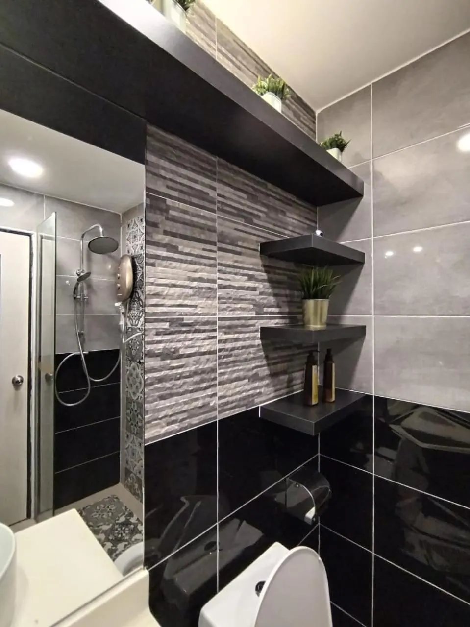 Shower in Grand Illusyin