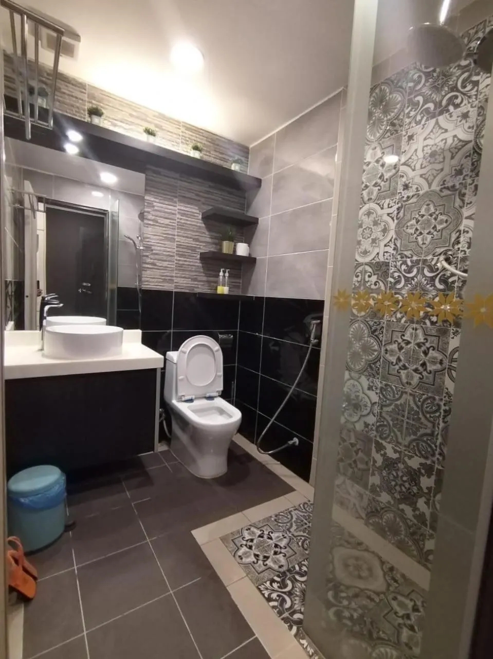 Shower in Grand Illusyin