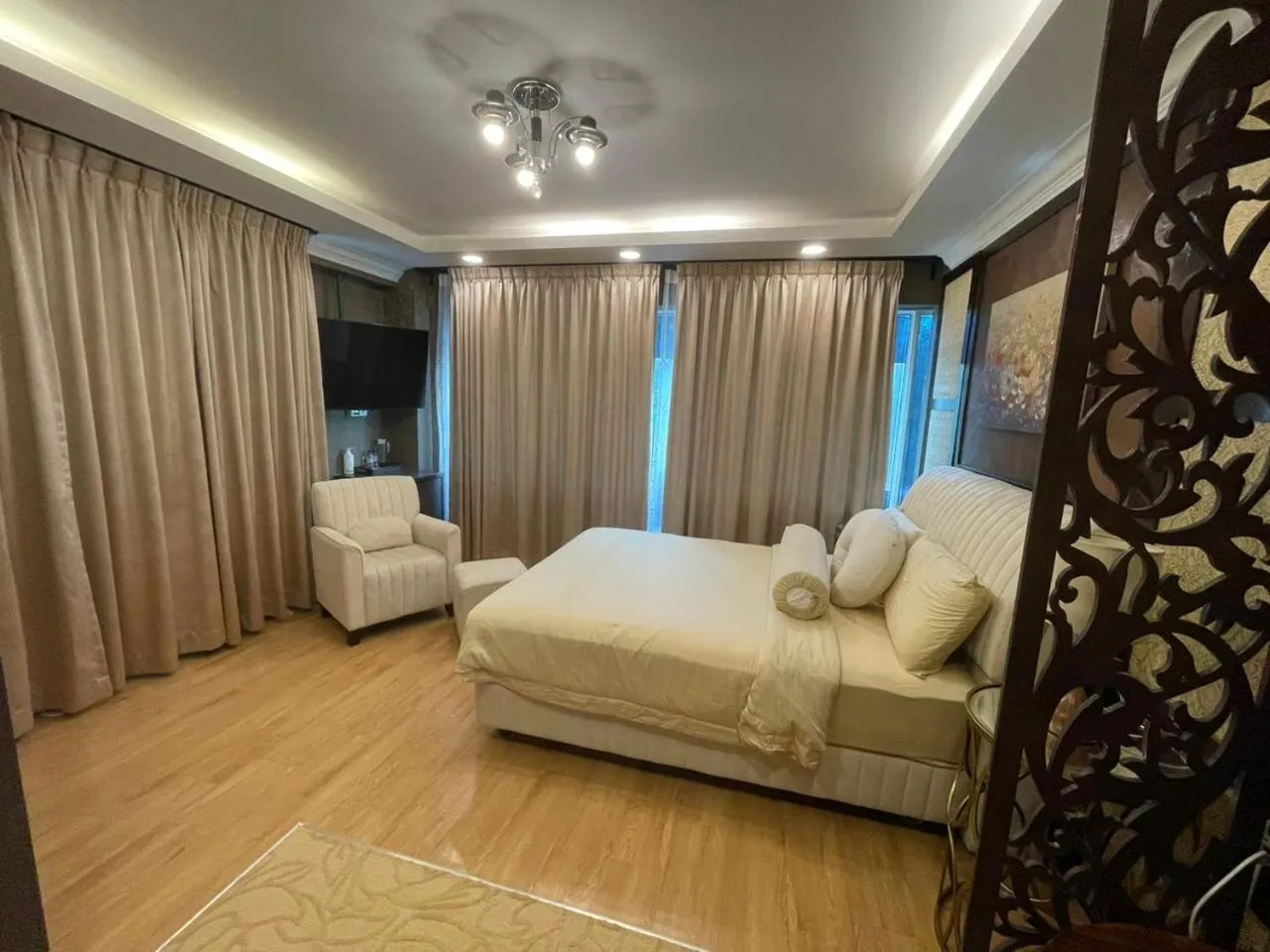 Photo of the whole room, Bed in Grand Illusyin