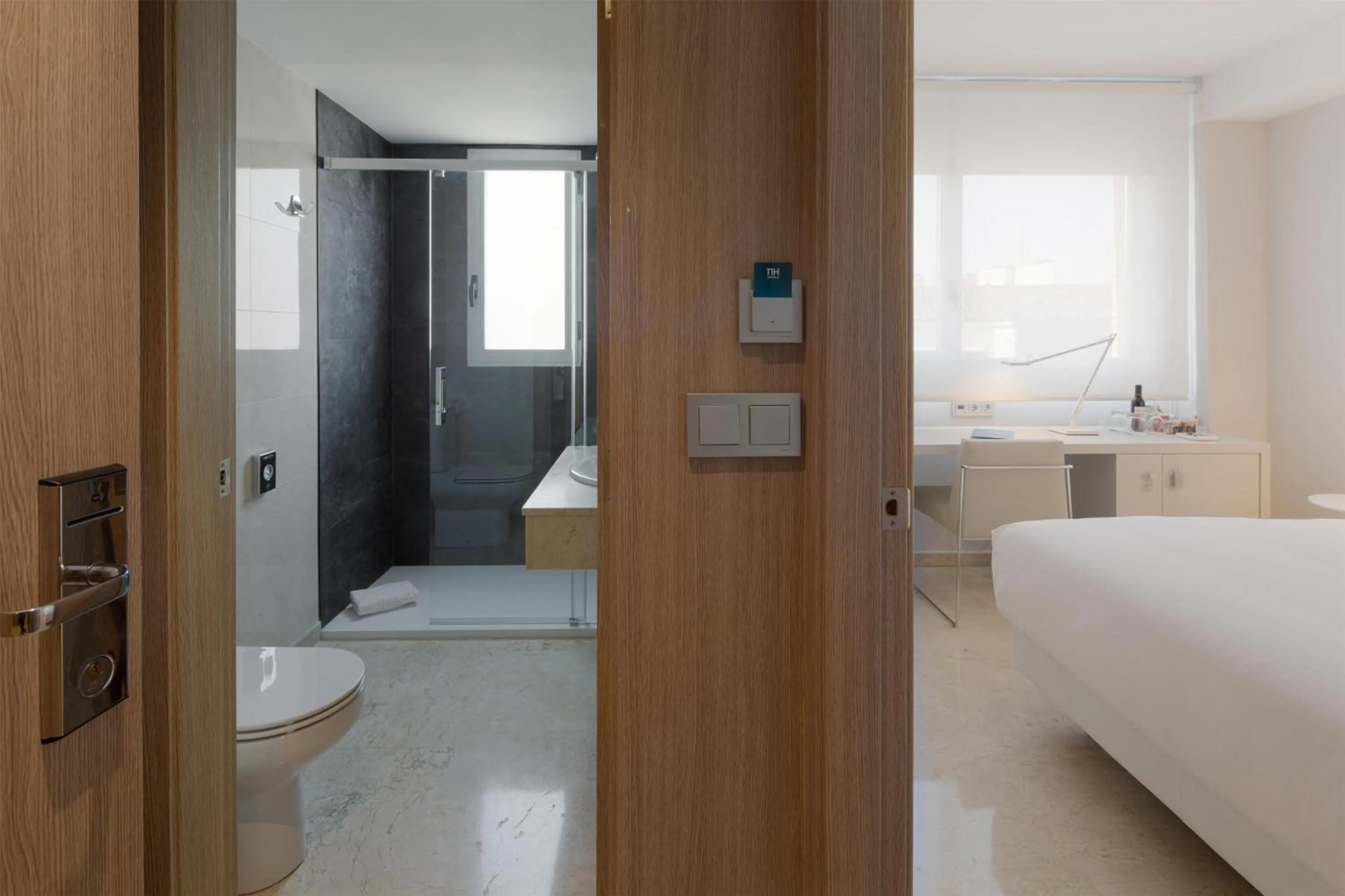 Bathroom, Bed in NH Ciudad de Zaragoza