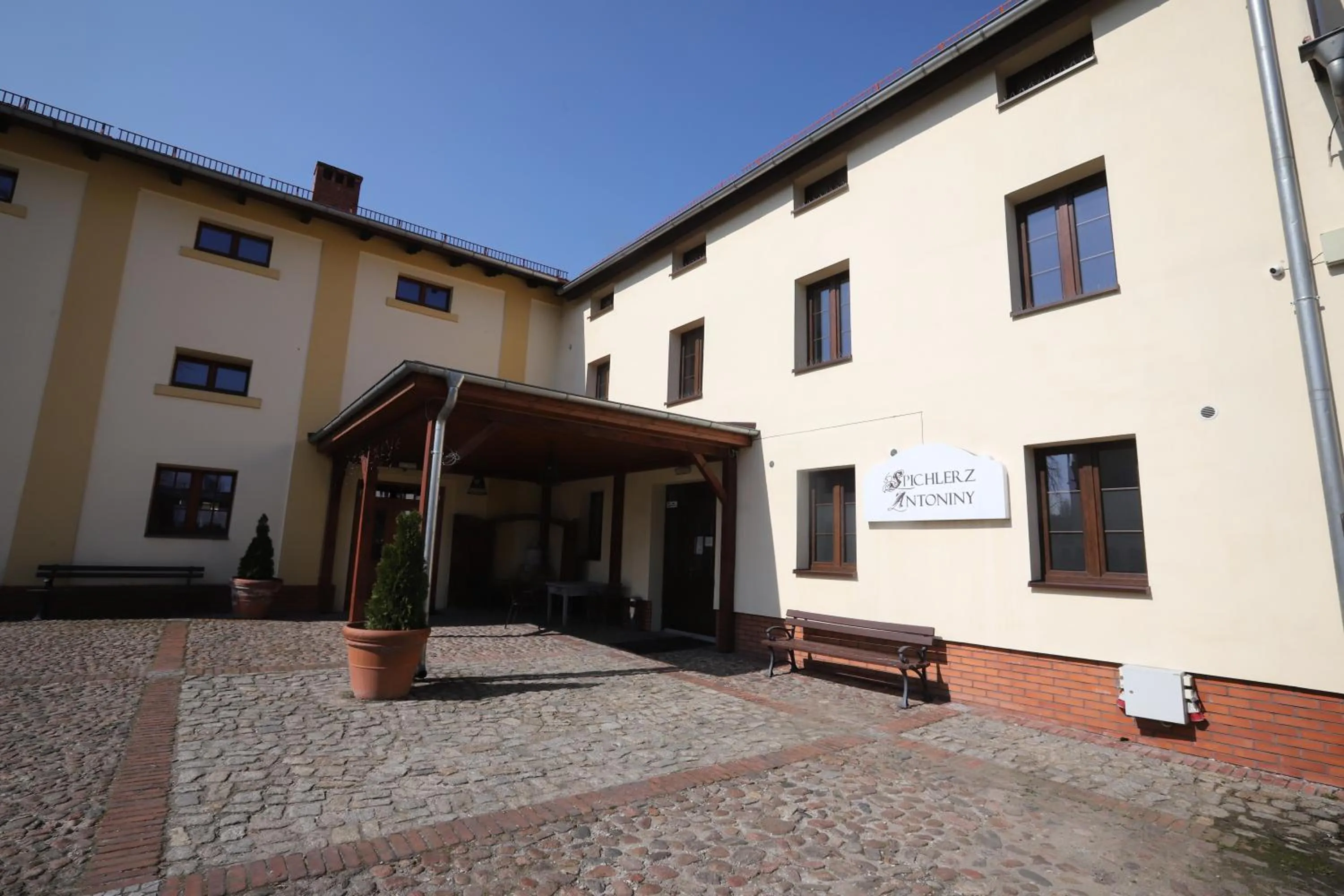 Property building in Hotel Sandro Silver & Spichlerz Antoniny