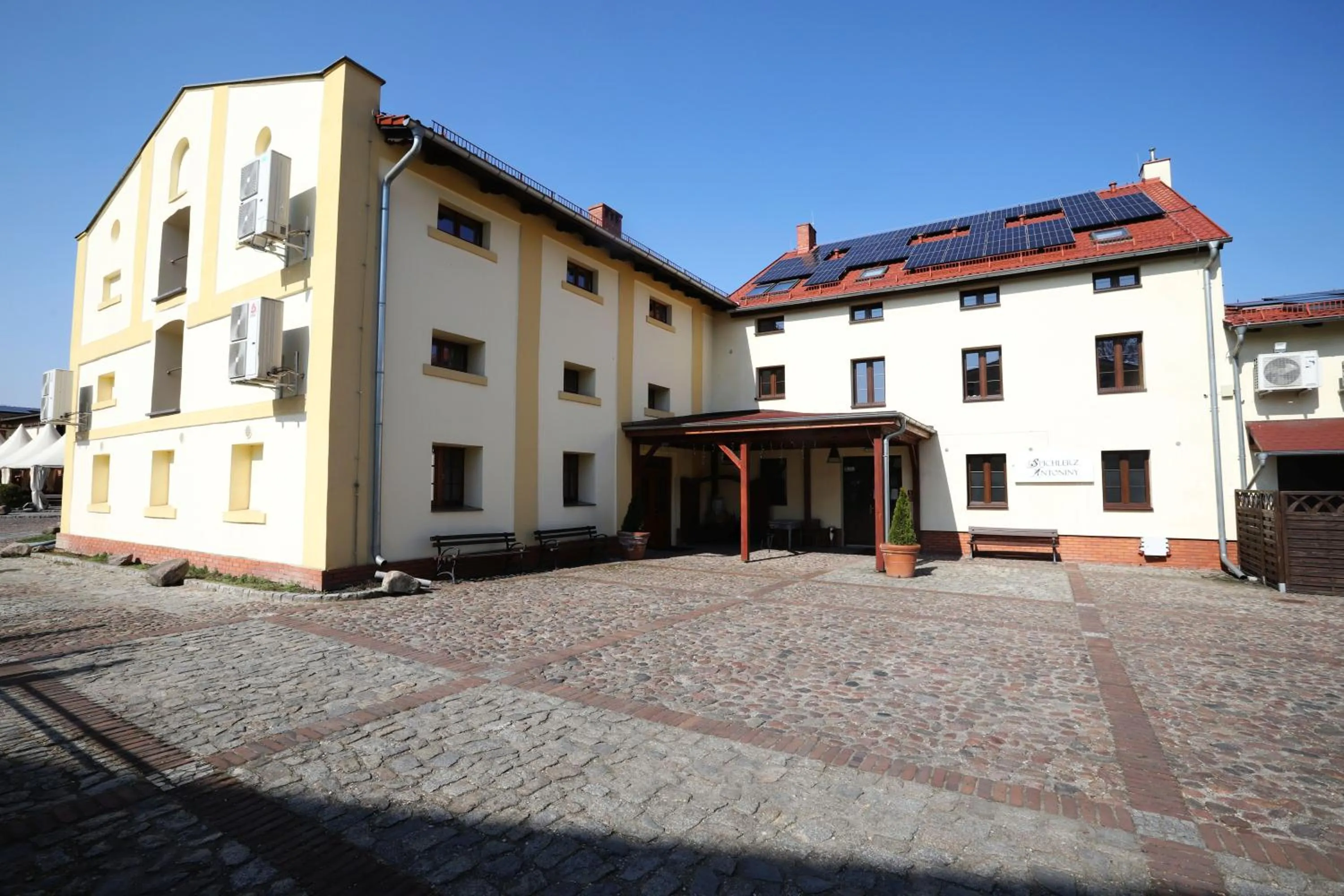 Property building in Hotel Sandro Silver & Spichlerz Antoniny