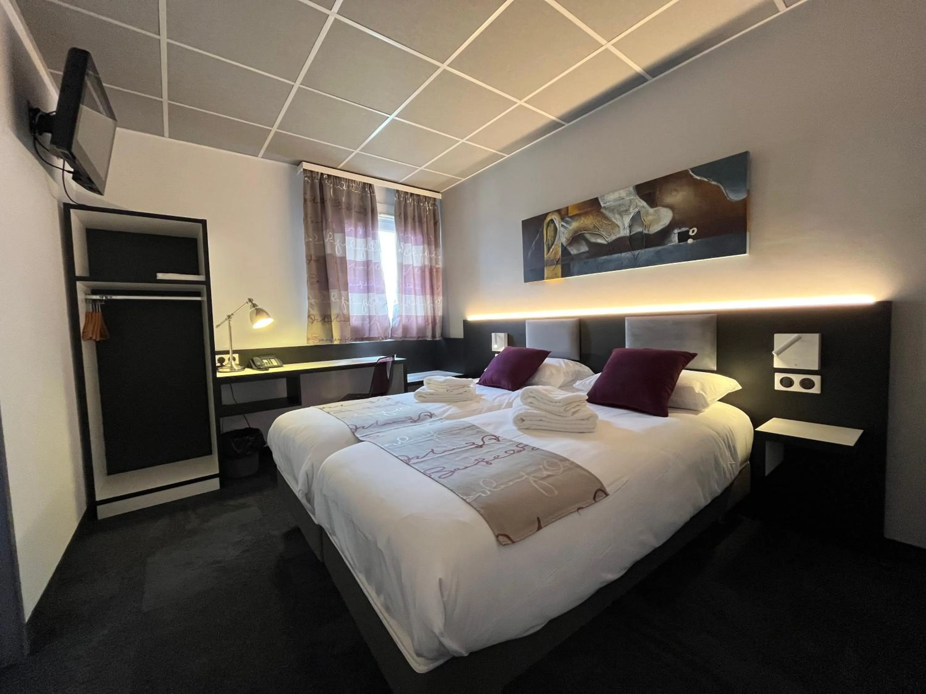 Photo of the whole room, Bed in BRIT HOTEL LE VESOUL