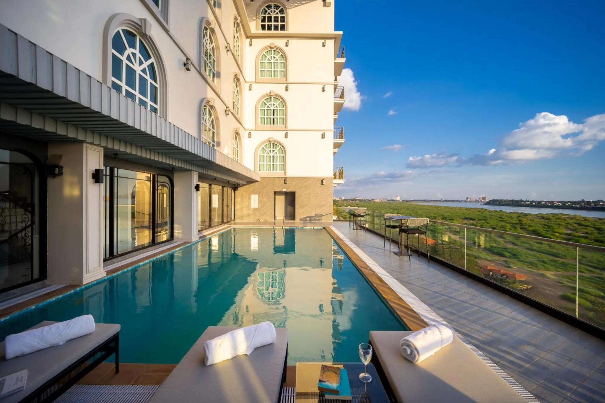 Swimming pool in Eastin Hotel Vientiane