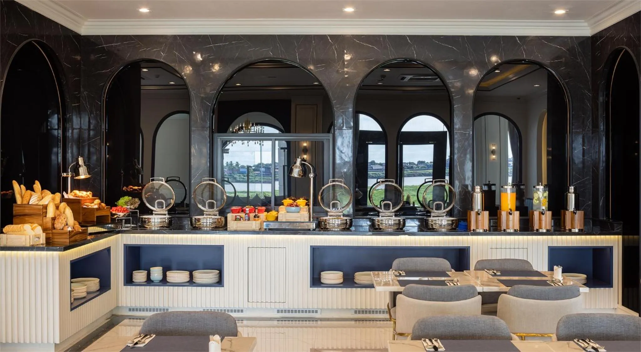 Restaurant/places to eat in Eastin Hotel Vientiane