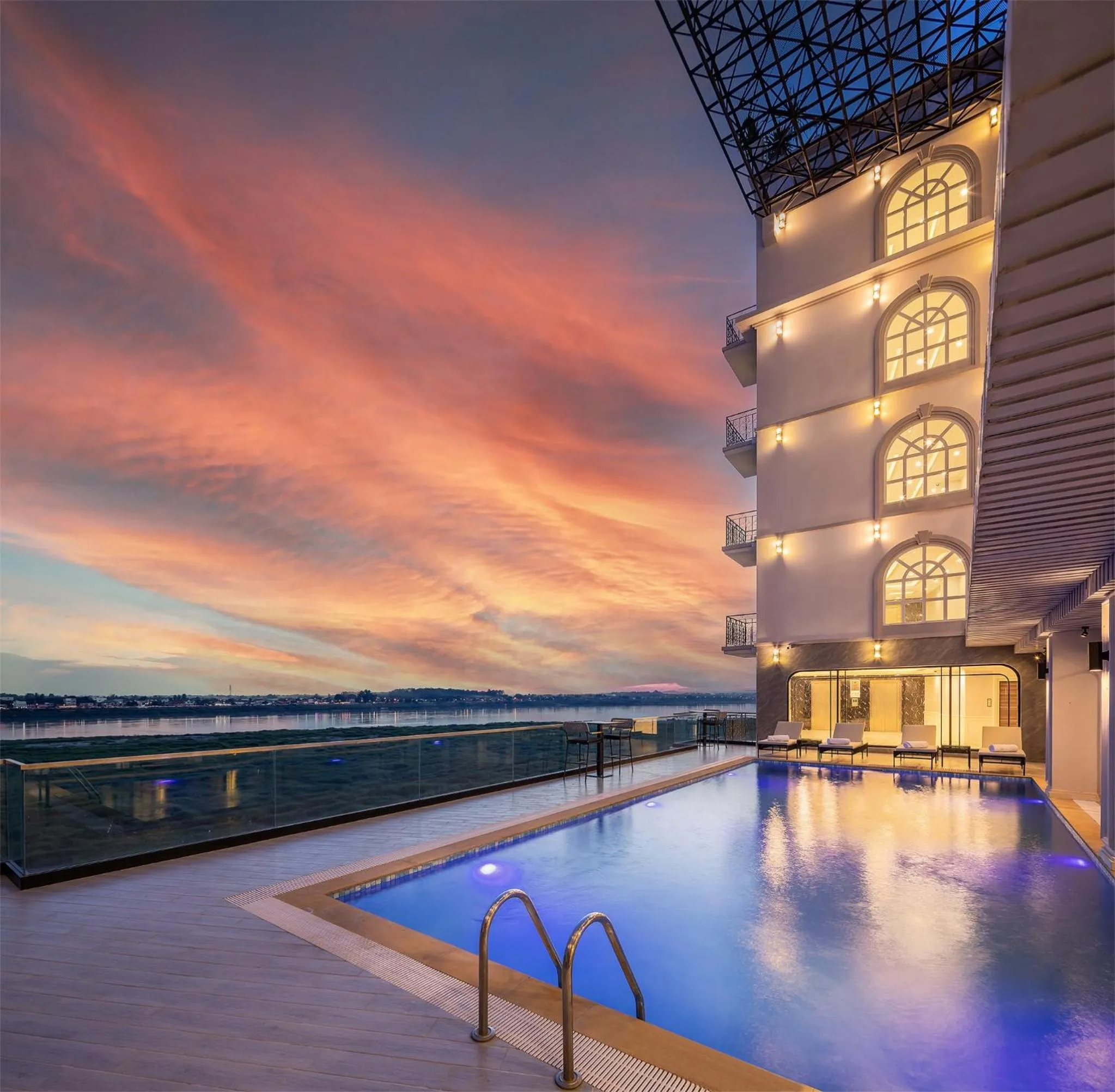 Swimming pool in Eastin Hotel Vientiane