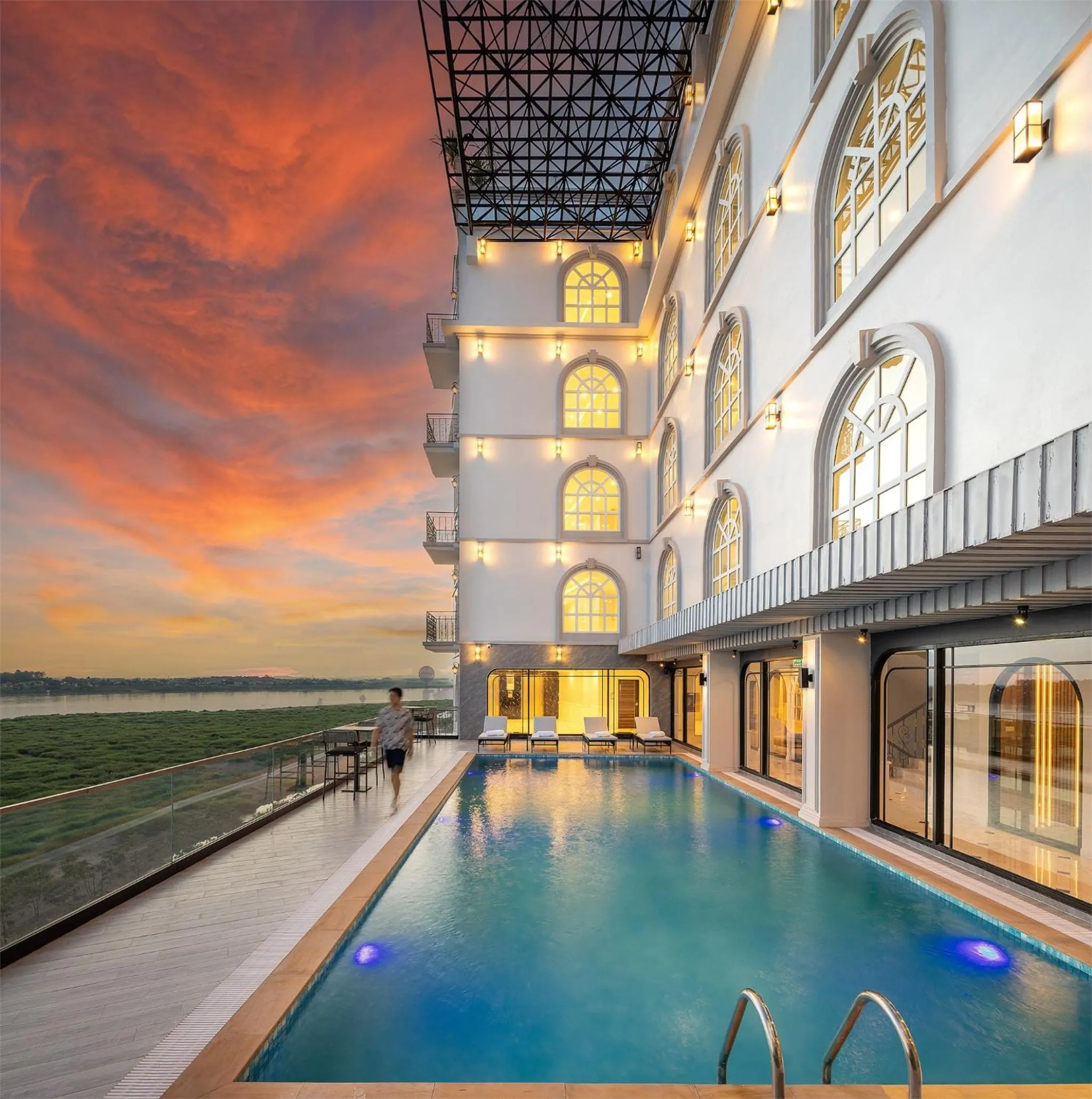 Swimming pool in Eastin Hotel Vientiane