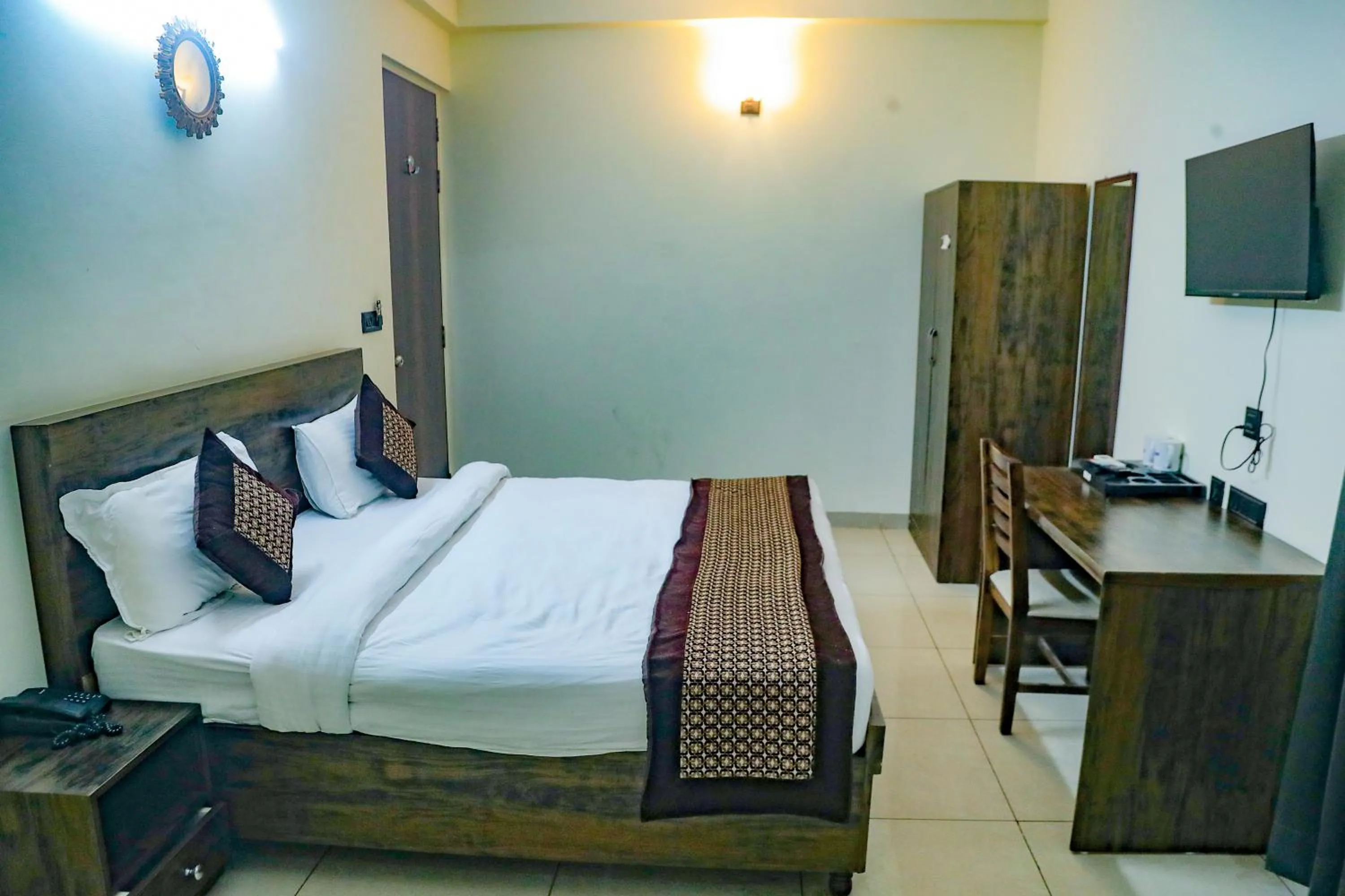 Photo of the whole room, Bed in White House Country Inn By PEARL Luxury Hotel In Jhajjar