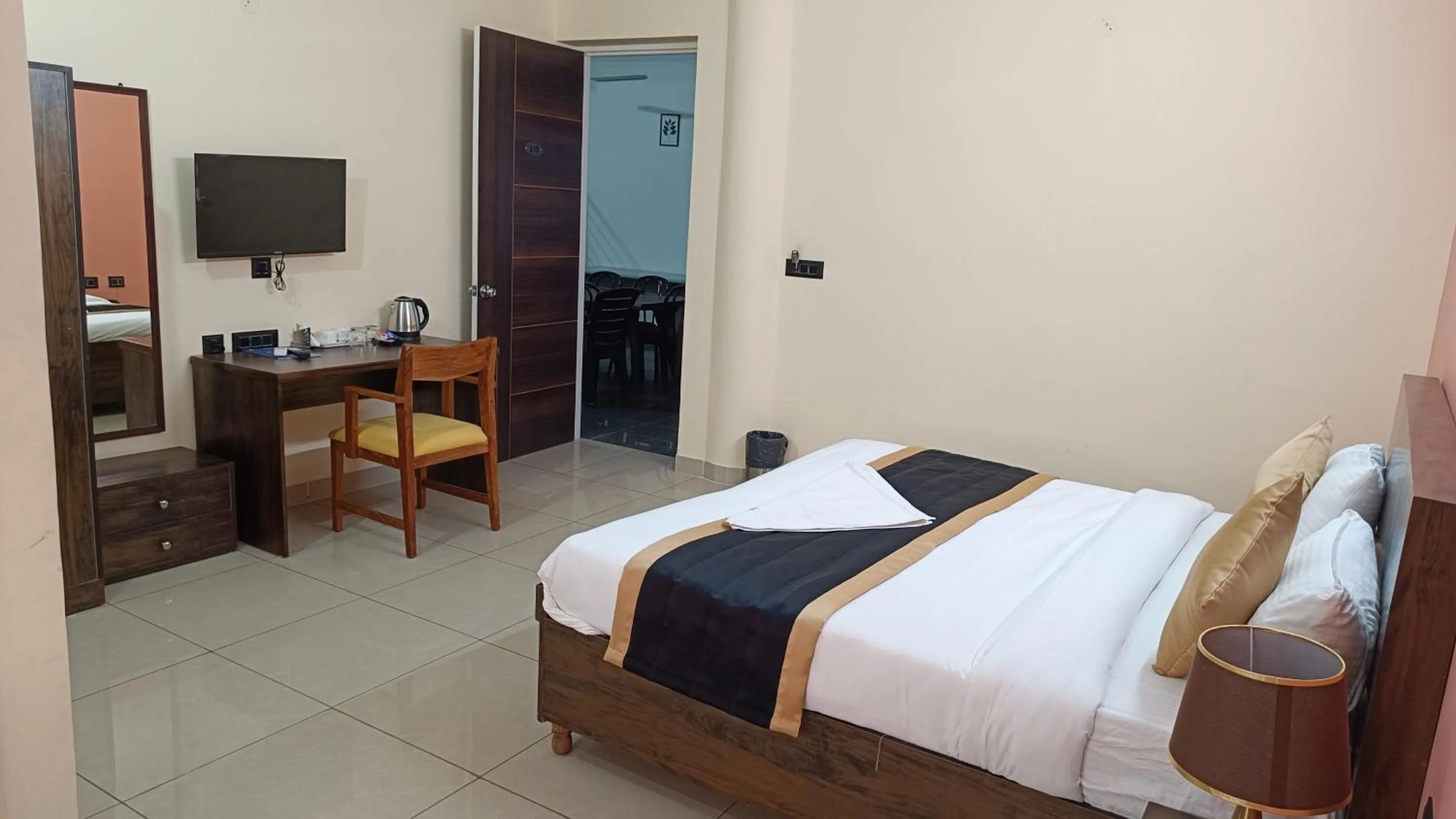 Photo of the whole room, Bed in White House Country Inn By PEARL Luxury Hotel In Jhajjar