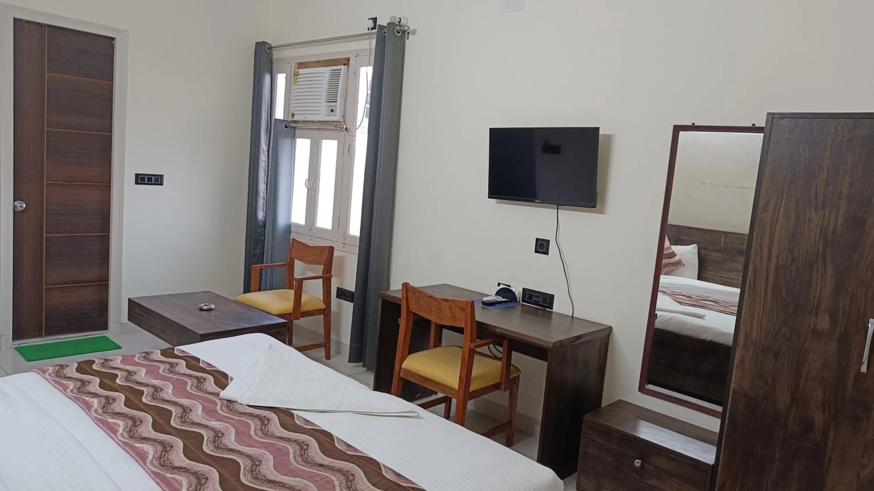 Photo of the whole room, Bed in White House Country Inn By PEARL Luxury Hotel In Jhajjar