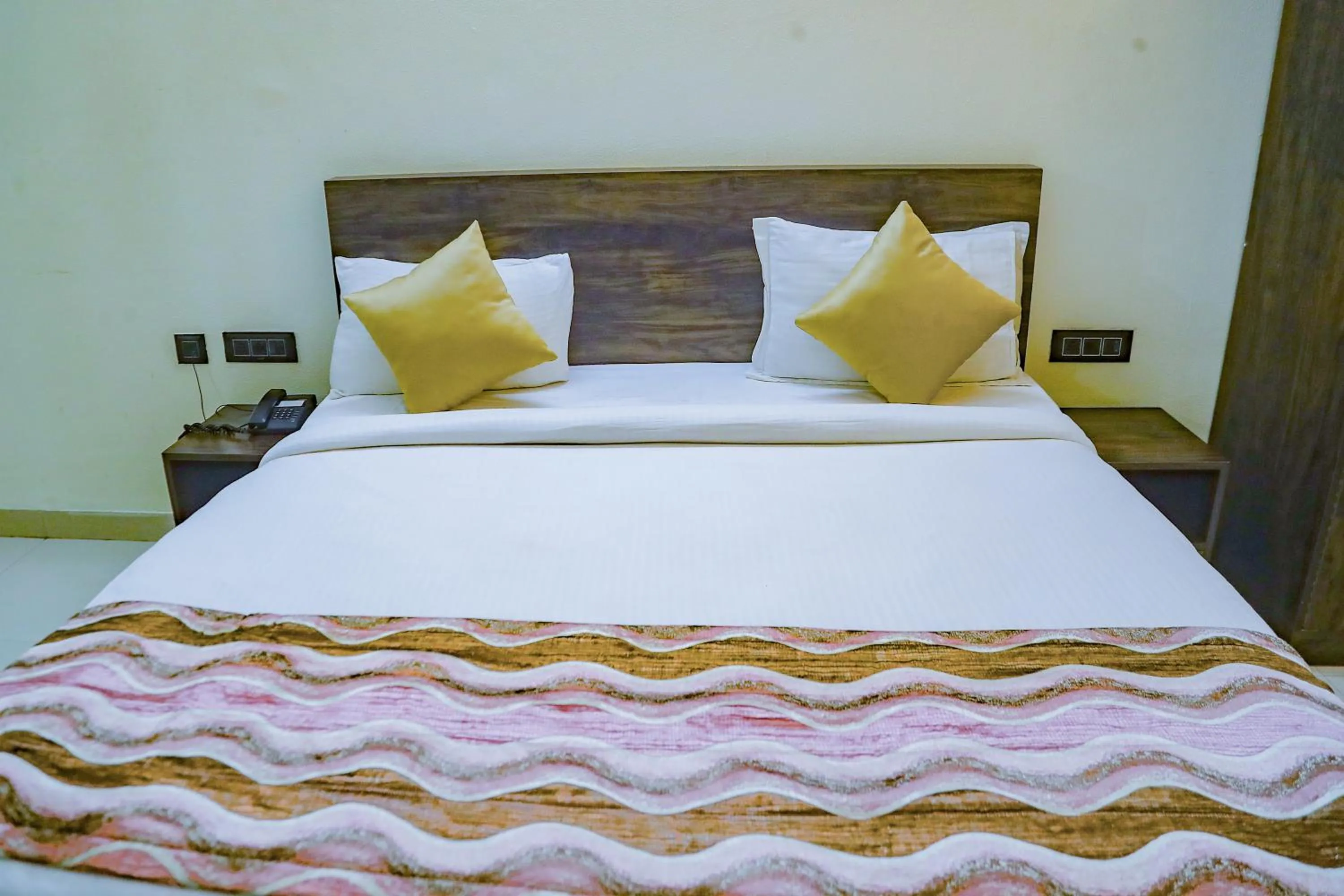 Photo of the whole room, Bed in White House Country Inn By PEARL Luxury Hotel In Jhajjar