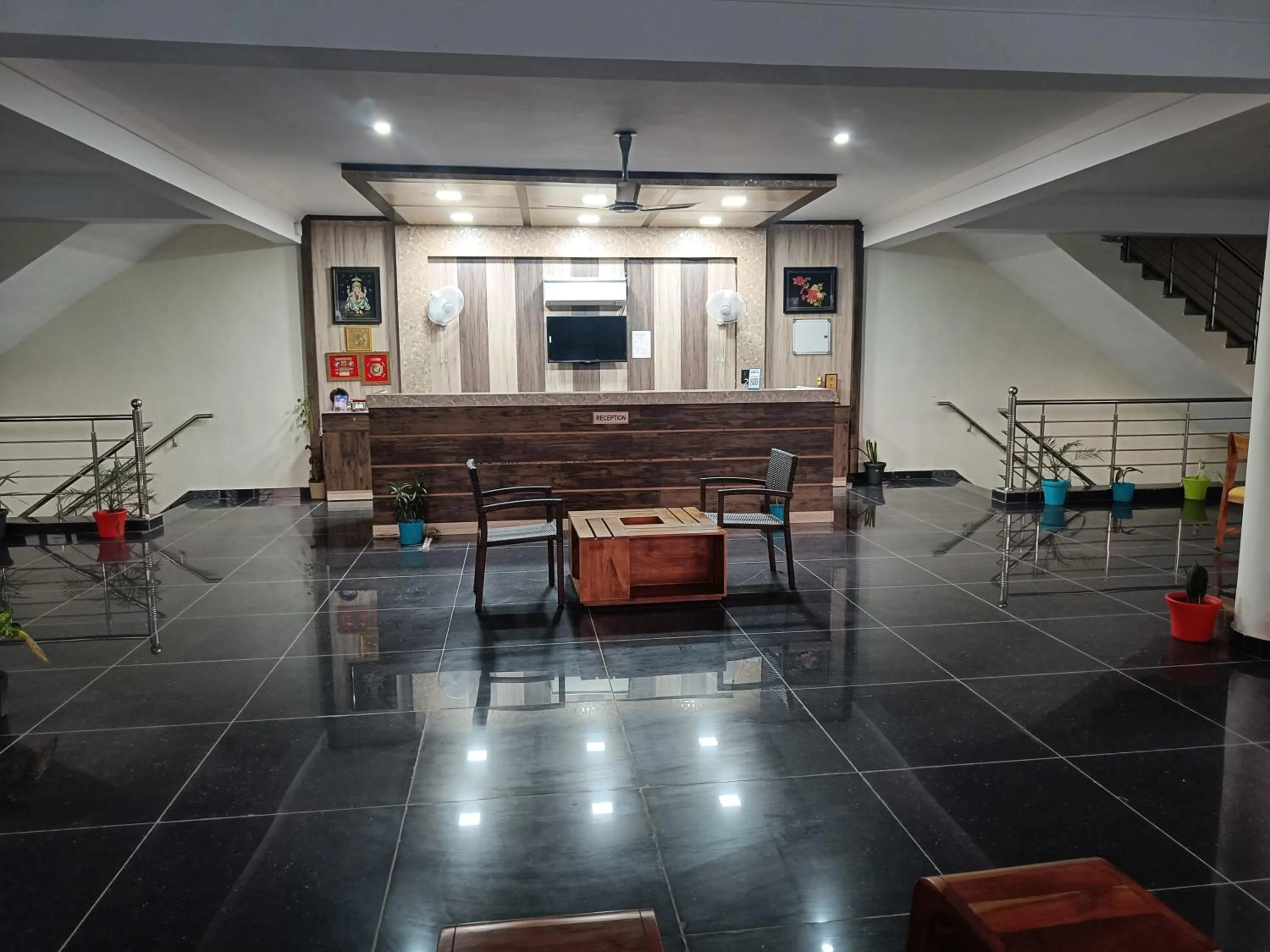 TV and multimedia in White House Country Inn By PEARL Luxury Hotel In Jhajjar