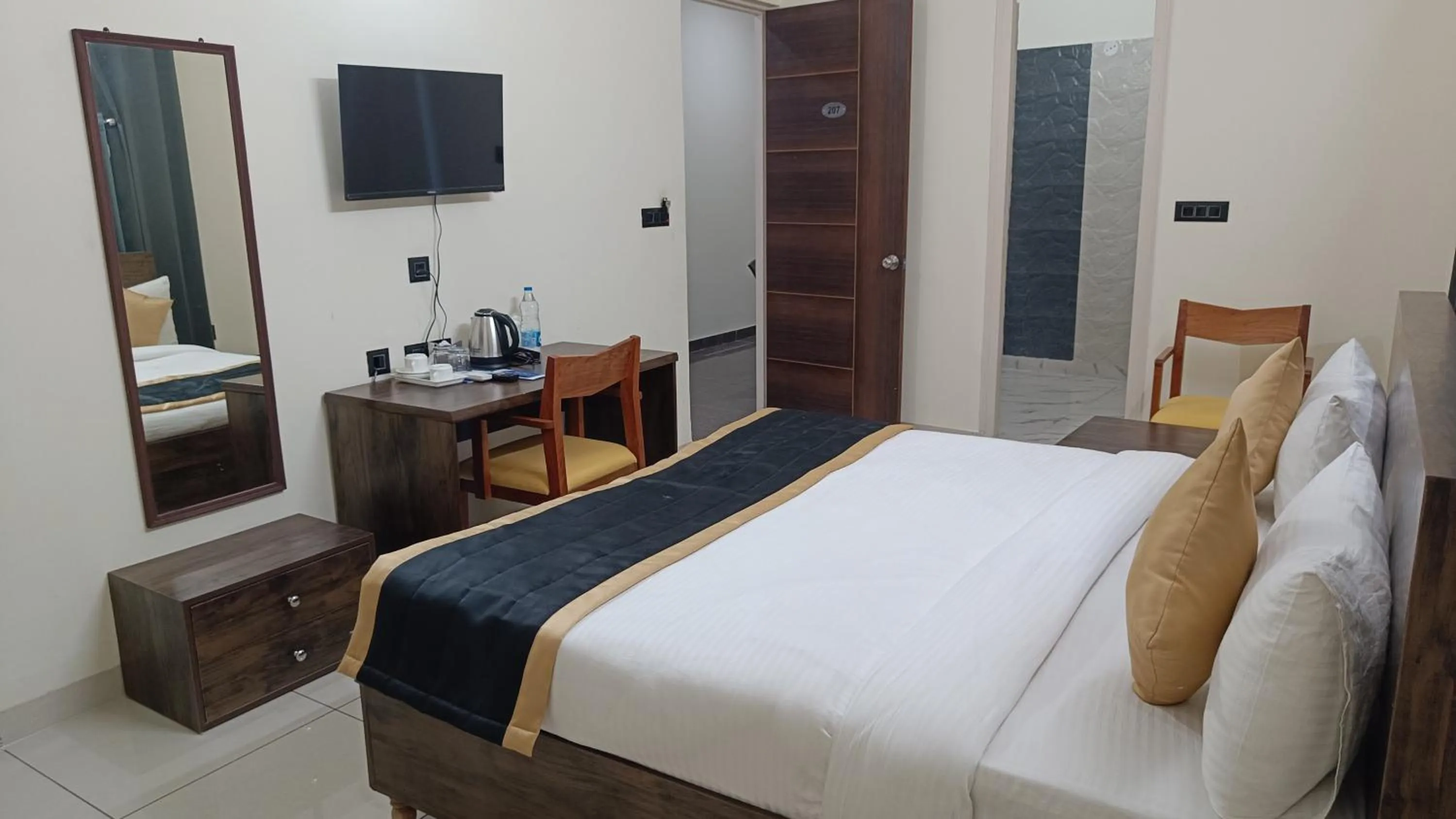 Photo of the whole room, Bed in White House Country Inn By PEARL Luxury Hotel In Jhajjar