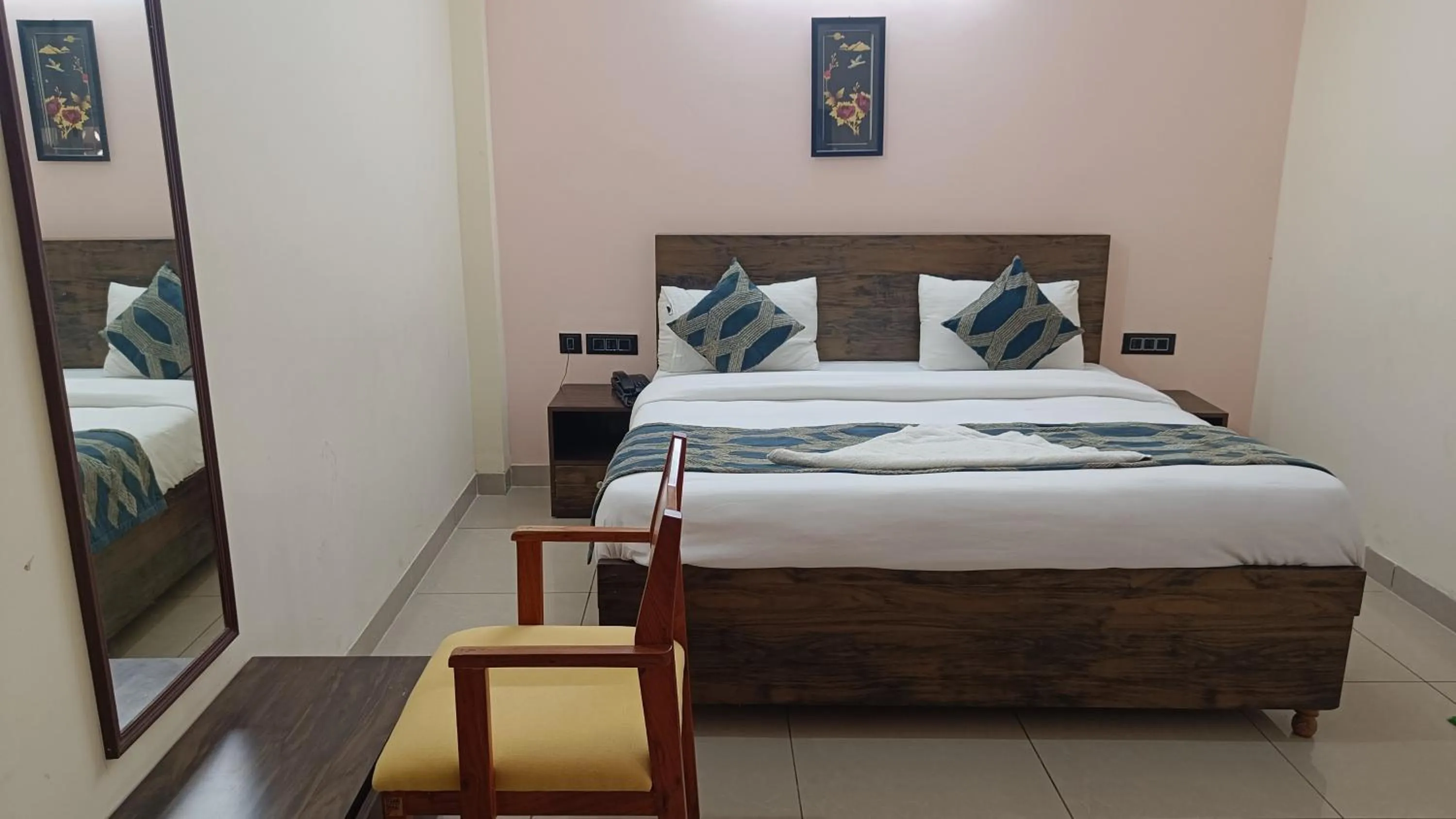 Photo of the whole room, Bed in White House Country Inn By PEARL Luxury Hotel In Jhajjar