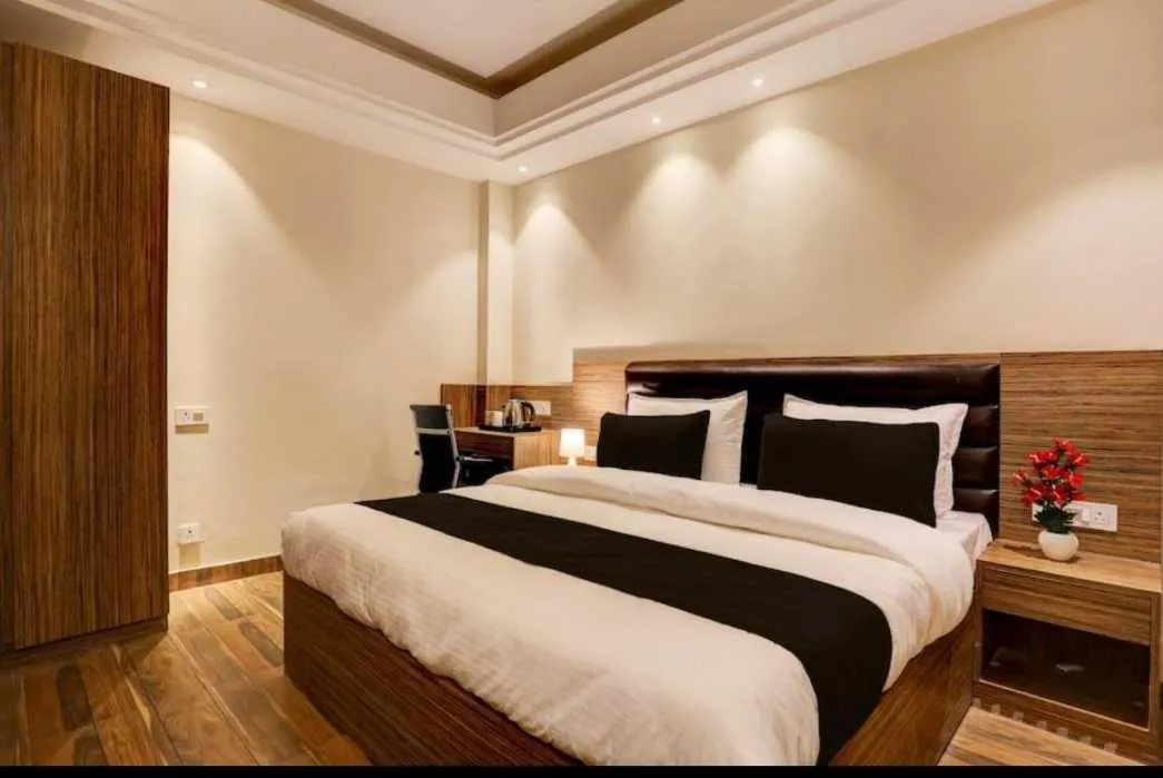 Bedroom, Bed in Collection O JK Temple Kanpur Formerly Yatika Inn