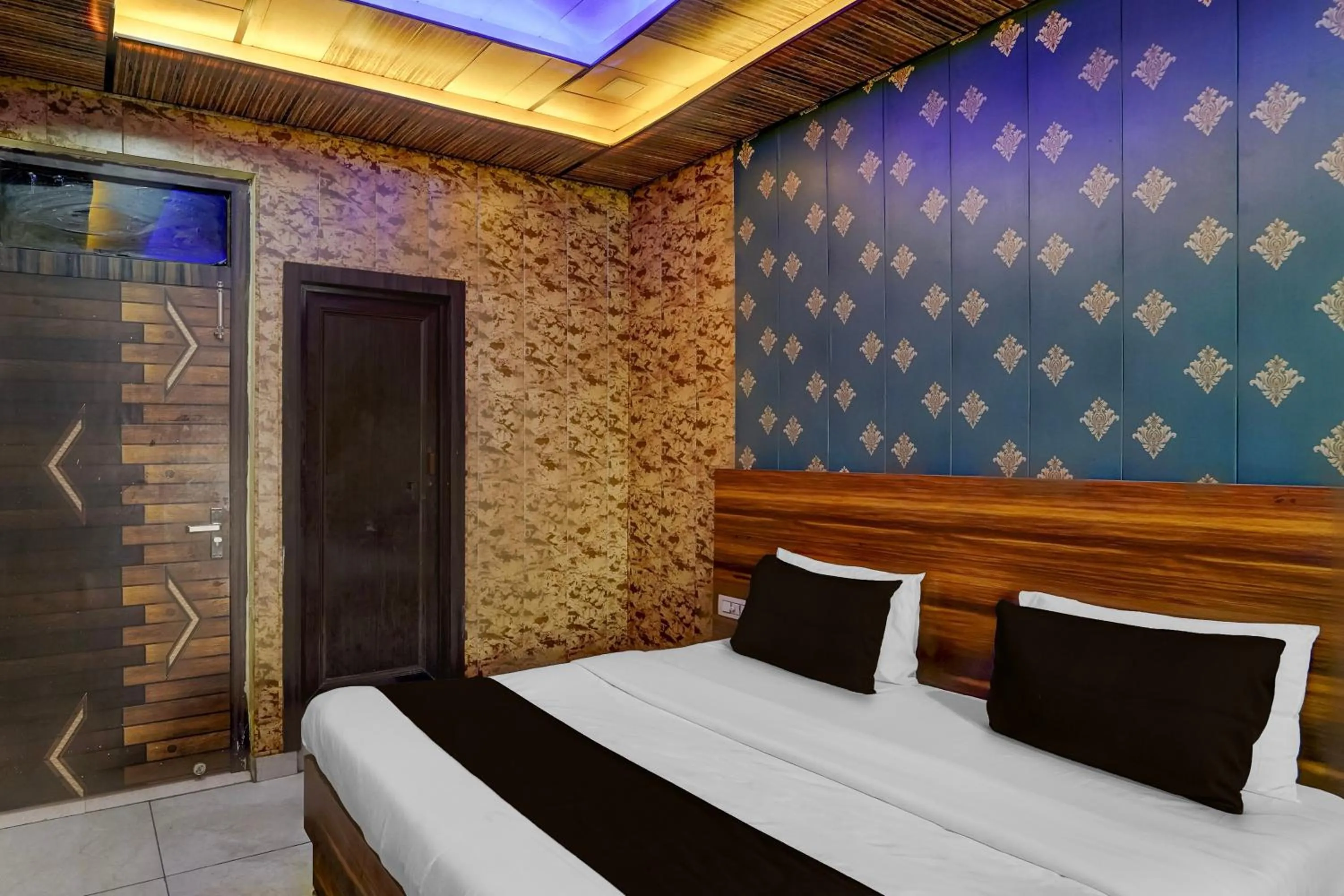 Bedroom, Bed in Super Collection O JK Temple Kanpur Formerly Yatika Inn