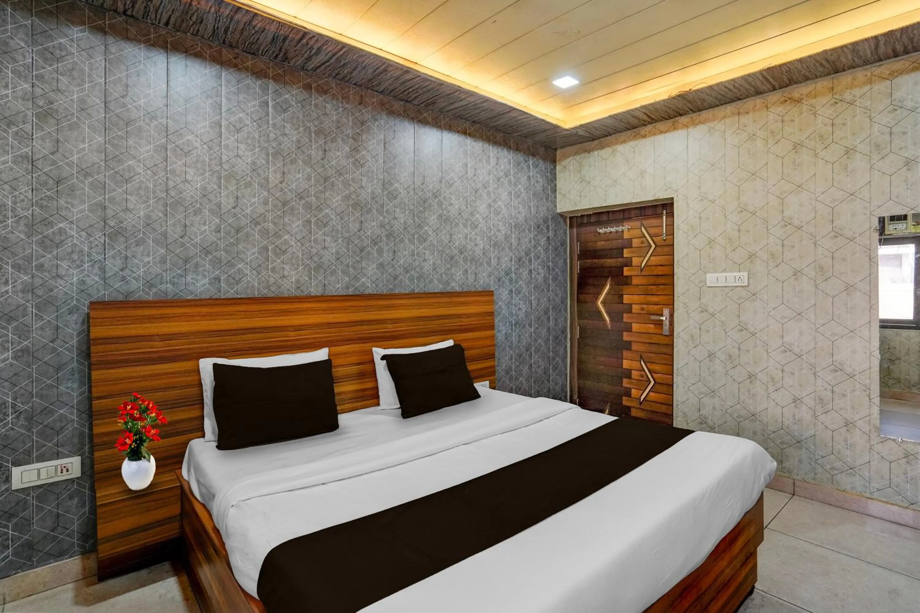 Bedroom, Bed in Super Collection O JK Temple Kanpur Formerly Yatika Inn